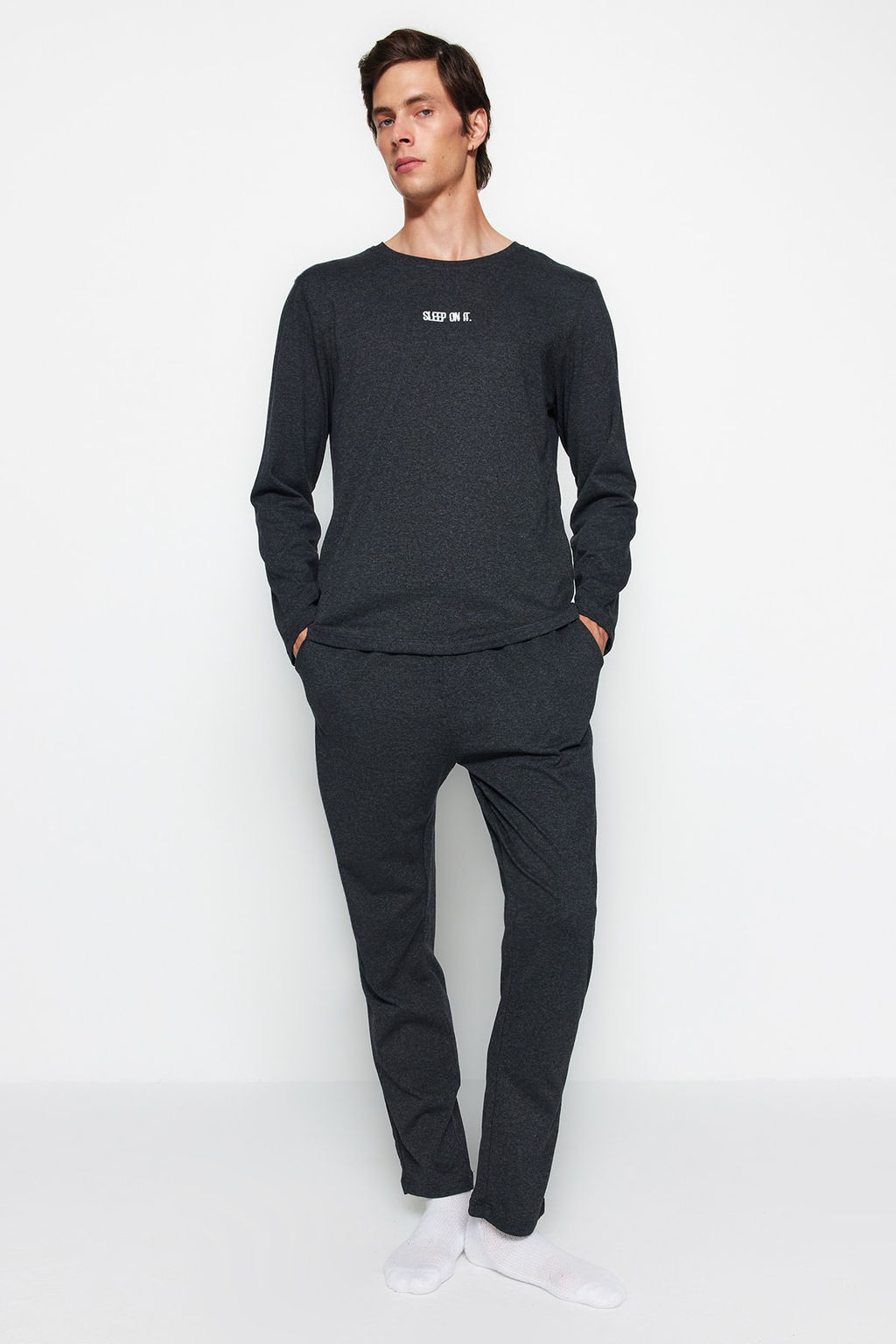 TRENDYOL MAN Lacivert Regular Fit Bask?l? Orme Pijama Tak?m? TMNAW24PT00005
