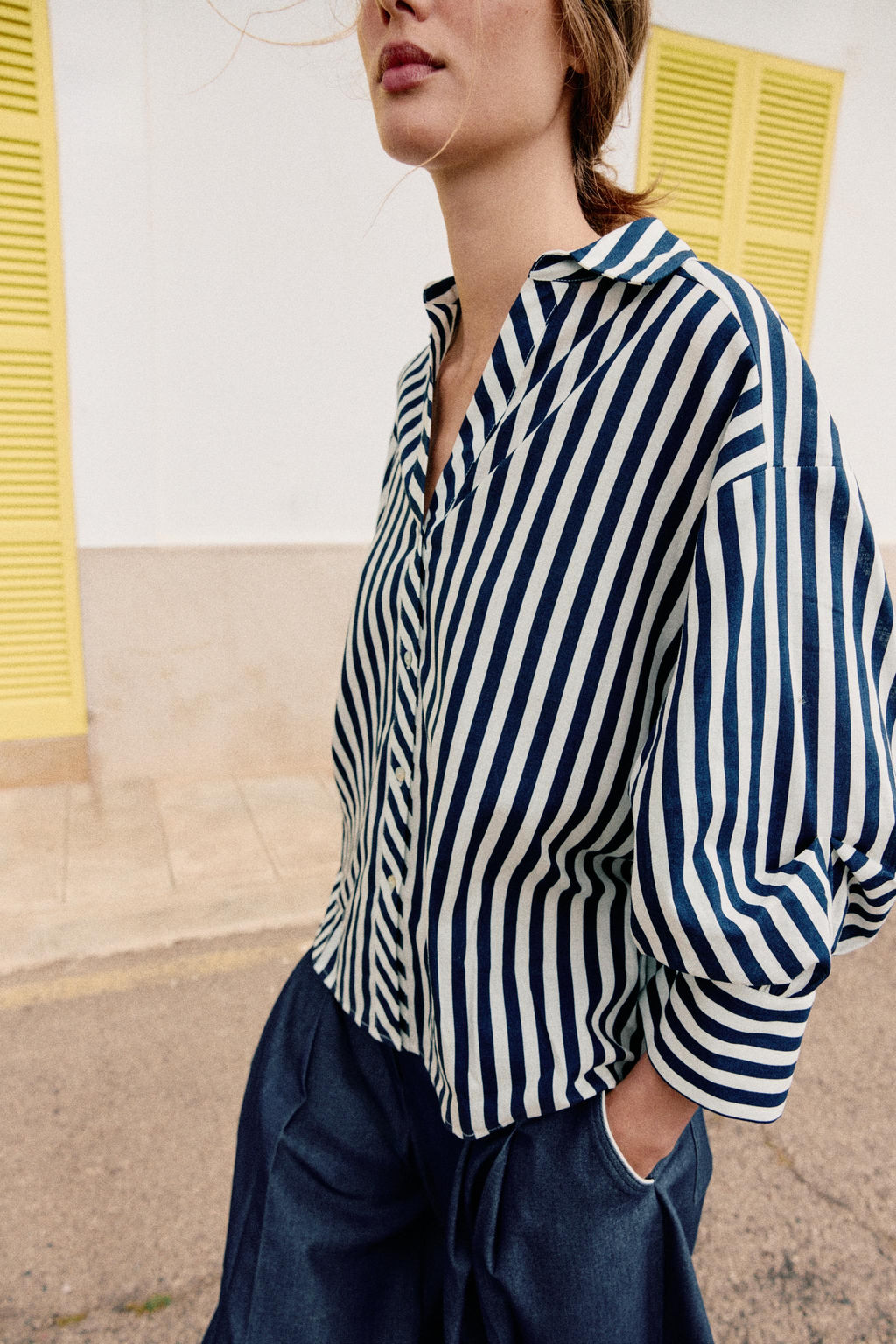 CAMISA CON LINO MANGA ABULLONADA / Azul / Blanco