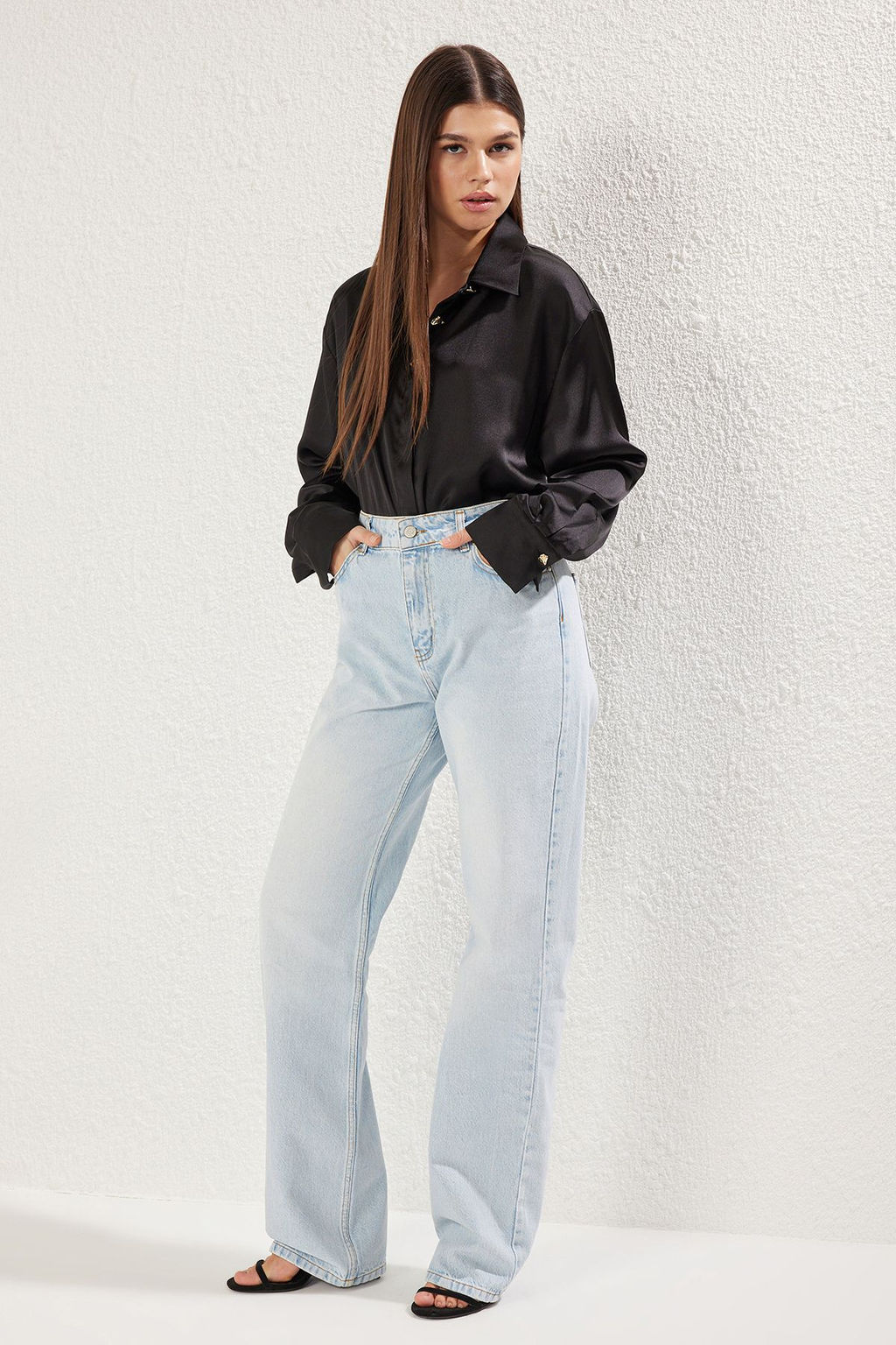 TRENDYOLMILLA Mavi Soluk Efekt Vintage Dusuk Bel Wide Leg Jeans TWOSS24JE00032