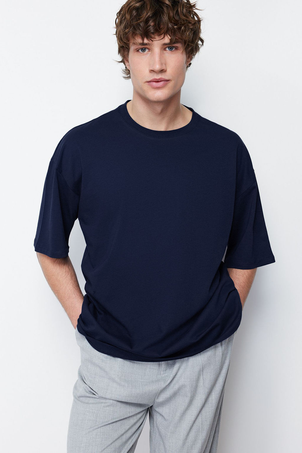 Lacivert Basic %100 Pamuklu Bisiklet Yaka Oversize/Genis Kesim T-Shirt TMNSS22TS0318