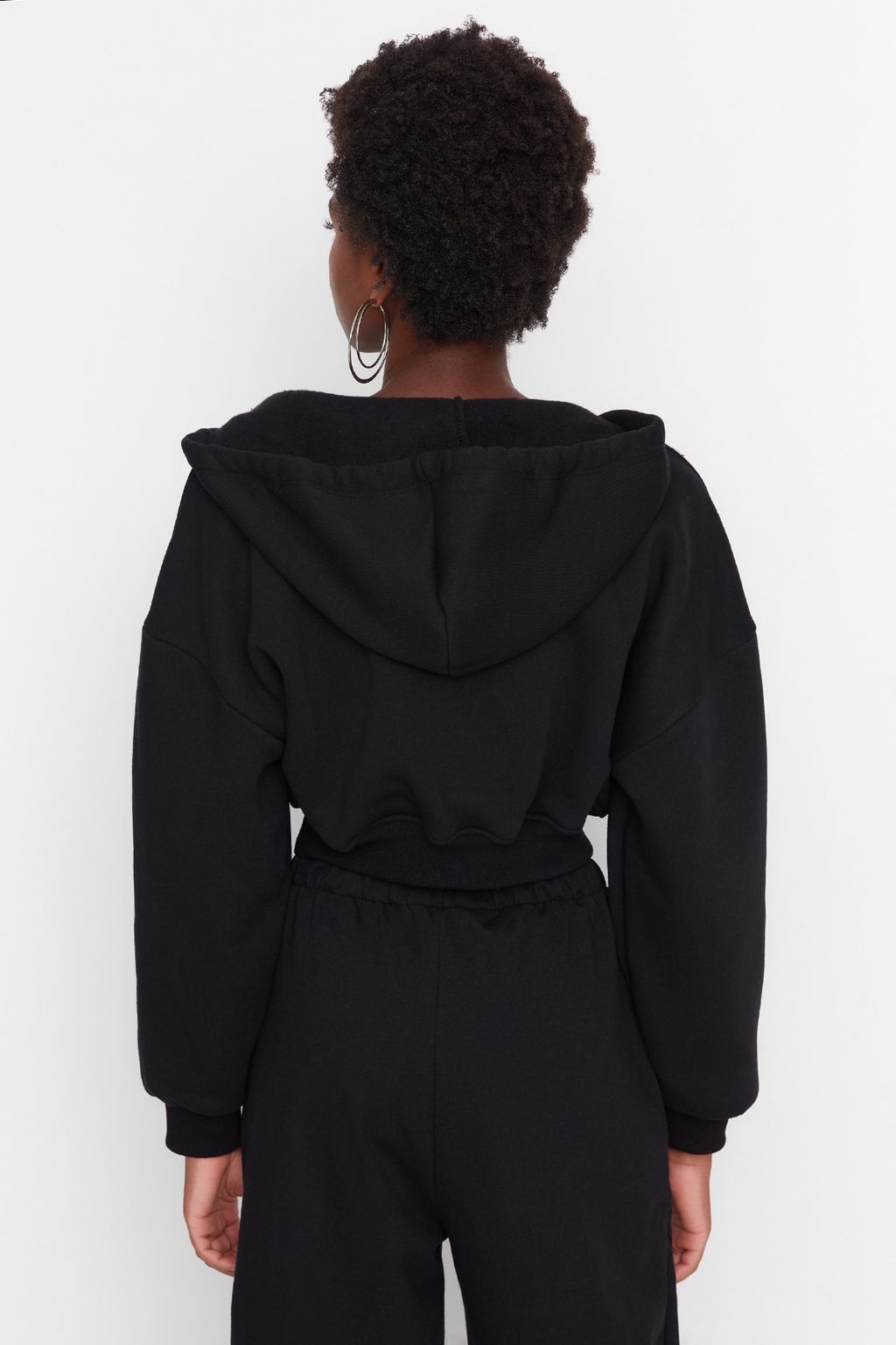 Siyah Kal?n Ici Polarl? Kapusonlu V Yaka Rahat Kesim Crop Orme Sweatshirt TWOAW23SW00096