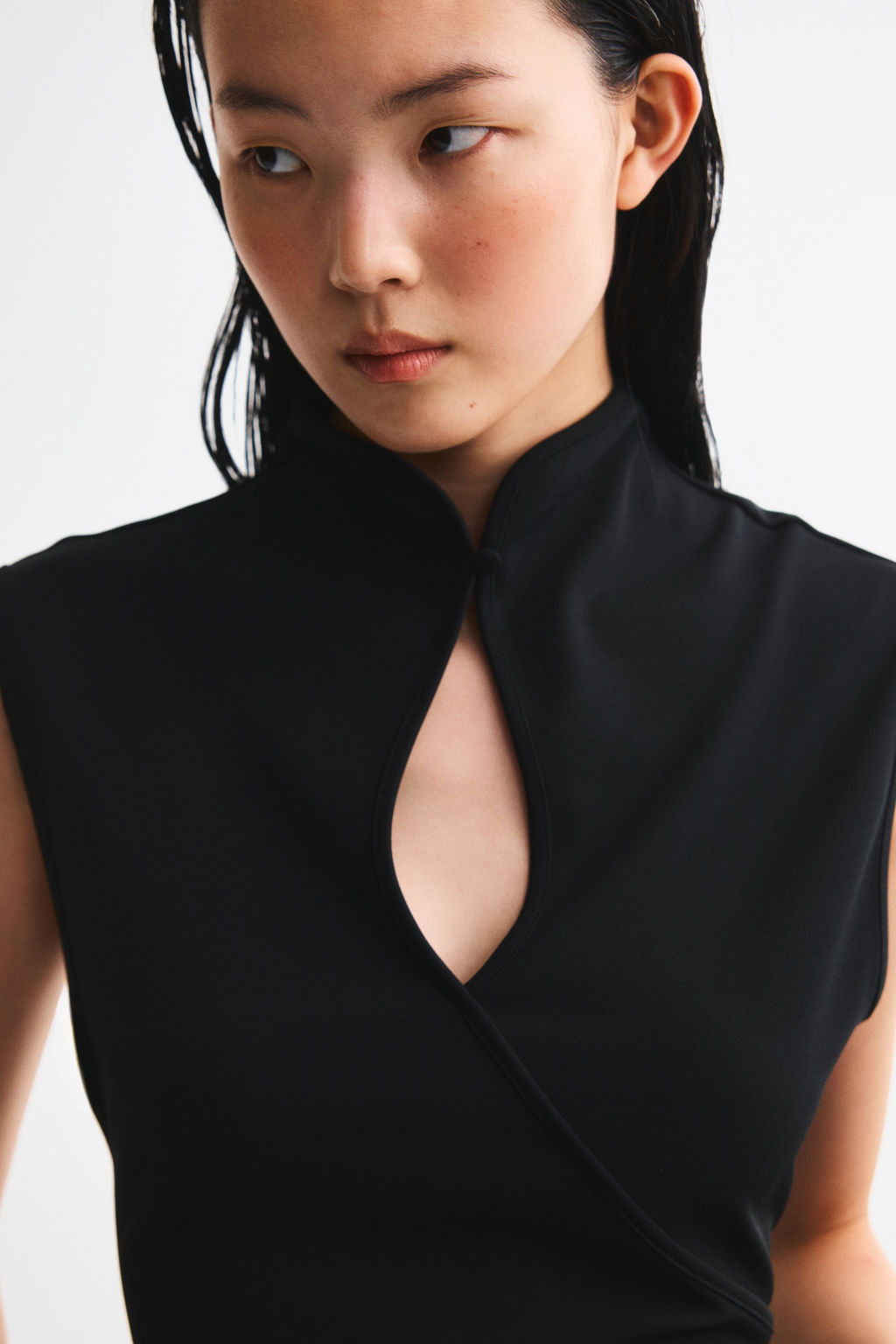 Top cut-out con cuello elevado - H&m фото 2