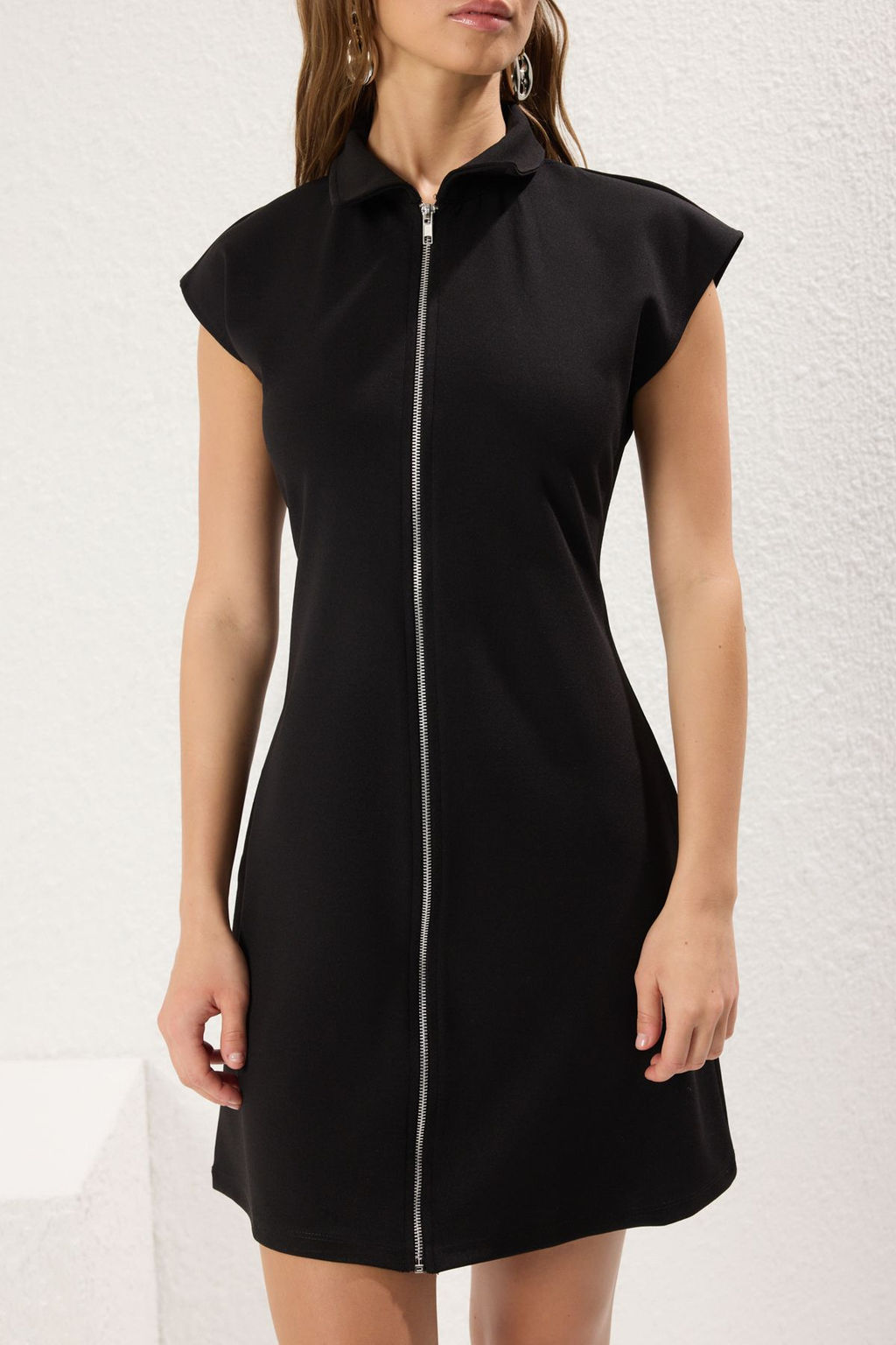 TRENDYOLMILLA Siyah Ay Kol Polo Yaka Fermuarl? Shift/Duz Kesim Mini Orme Elbise TWOSS25EL00375  фото 3