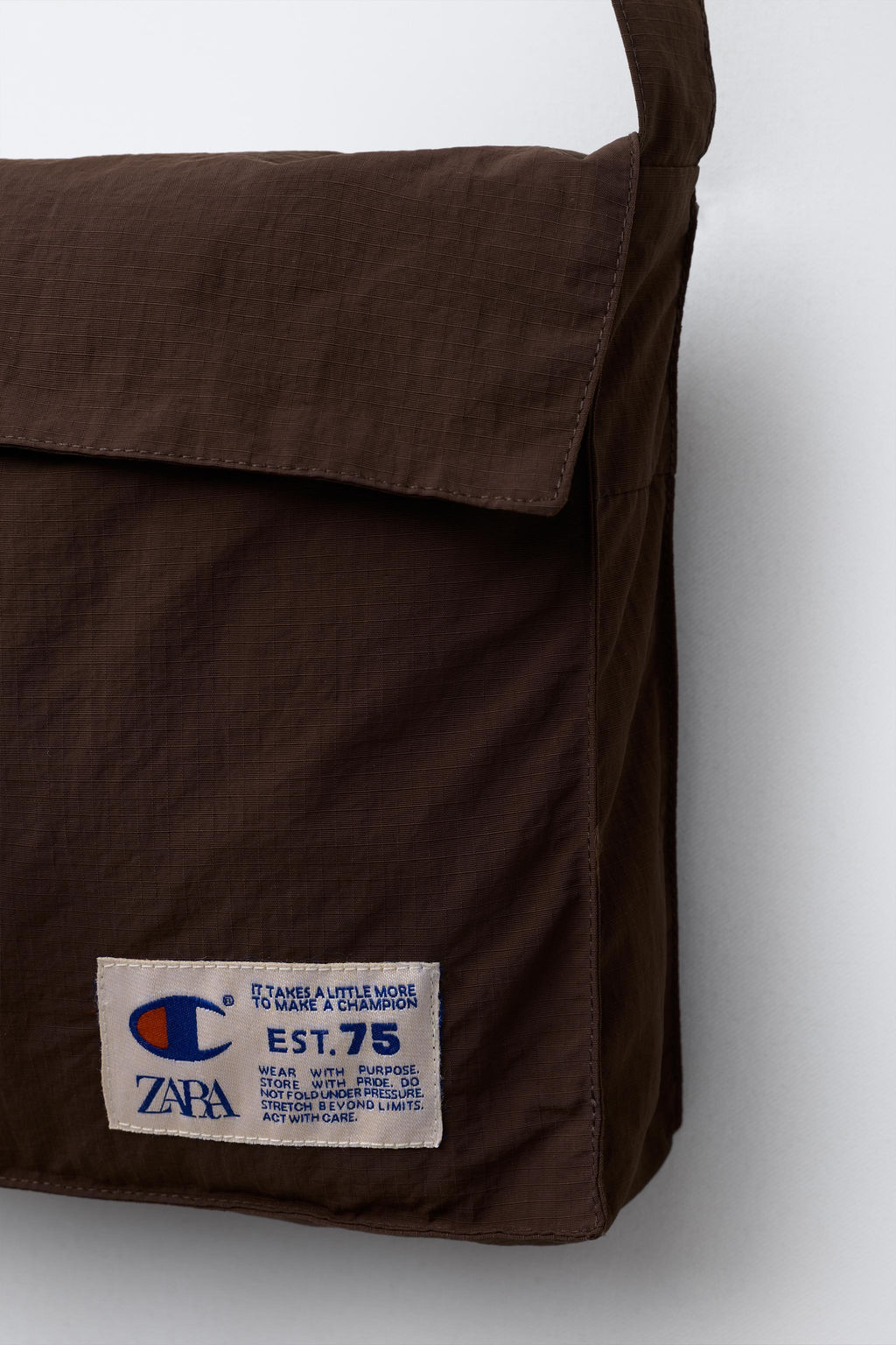 NYLON JACKET WITH CHAMPION ® X ZARA BAG  фото 8