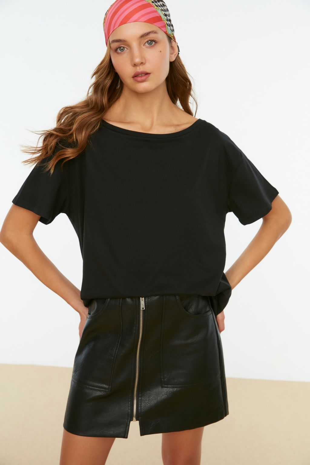 Siyah %100 Pamuk Oversize/Genis Kal?p Kay?k Yaka Orme T-Shirt TWOSS20TS0140