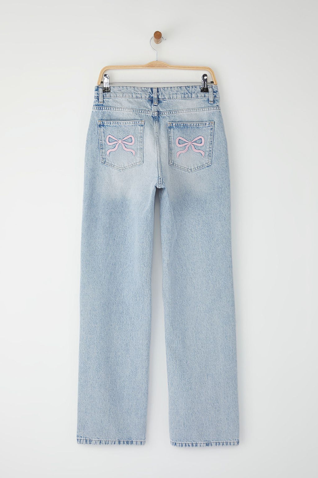 Trendyolmilla Ac?k Mavi More Sustainable Kurdele/Fiyonk Nak?s Detayl? Dusuk Bel Wide Leg Jeans TWOSS25JE00233  фото 7