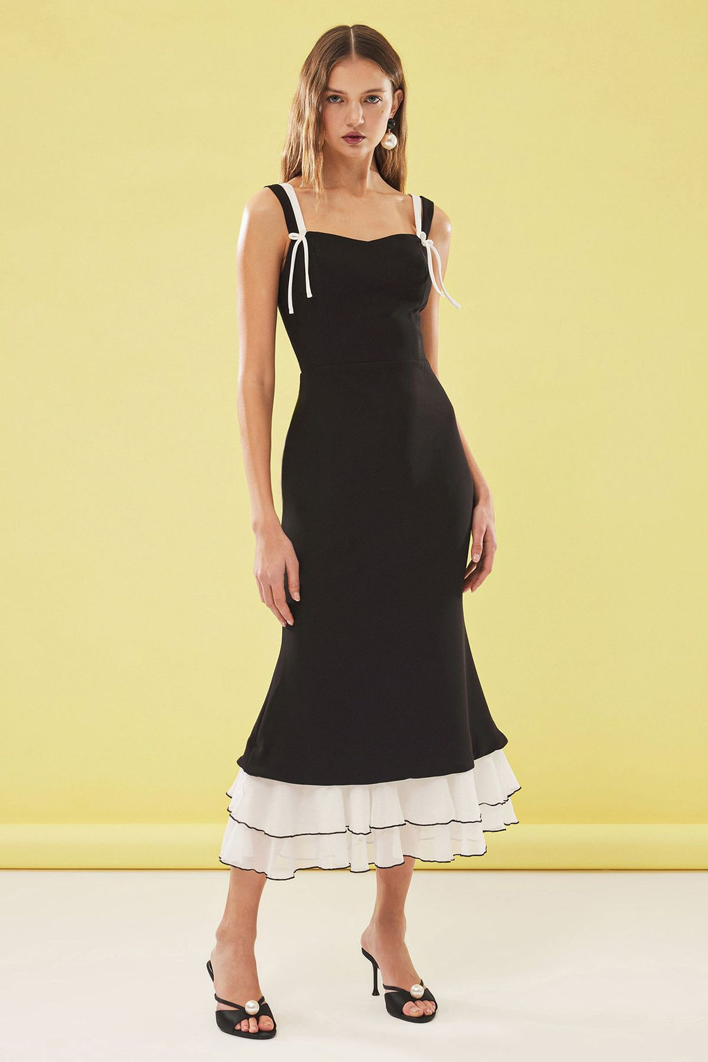 TRENDYOLMILLA Siyah-Beyaz Etek Ucu Detayl? Fiyonklu Dokuma Dugun/Nikah S?k Abiye Elbise TPRSS25EL00022