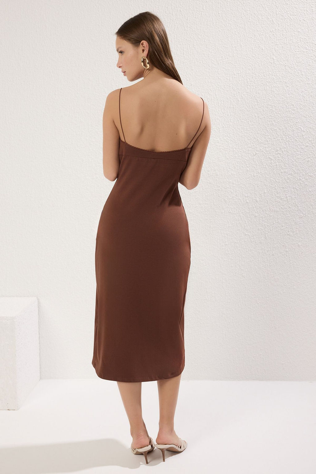 Kahverengi Duz Fiyonklu Midi Ask?l? Esnek Orme Elbise TWOSS25EL00322 - Trendyolmilla фото 5