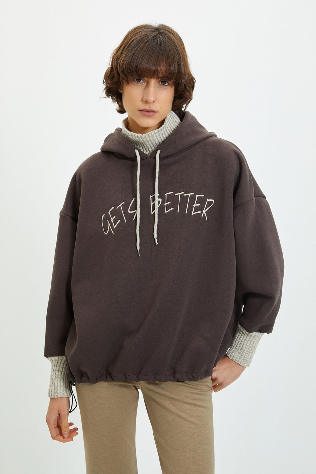 TRENDYOLMILLA Haki Kal?n Ici Polarl? Triko Bant Detayl? Kapusonlu Orme Sweatshirt TWOAW22SW1806 фото 9