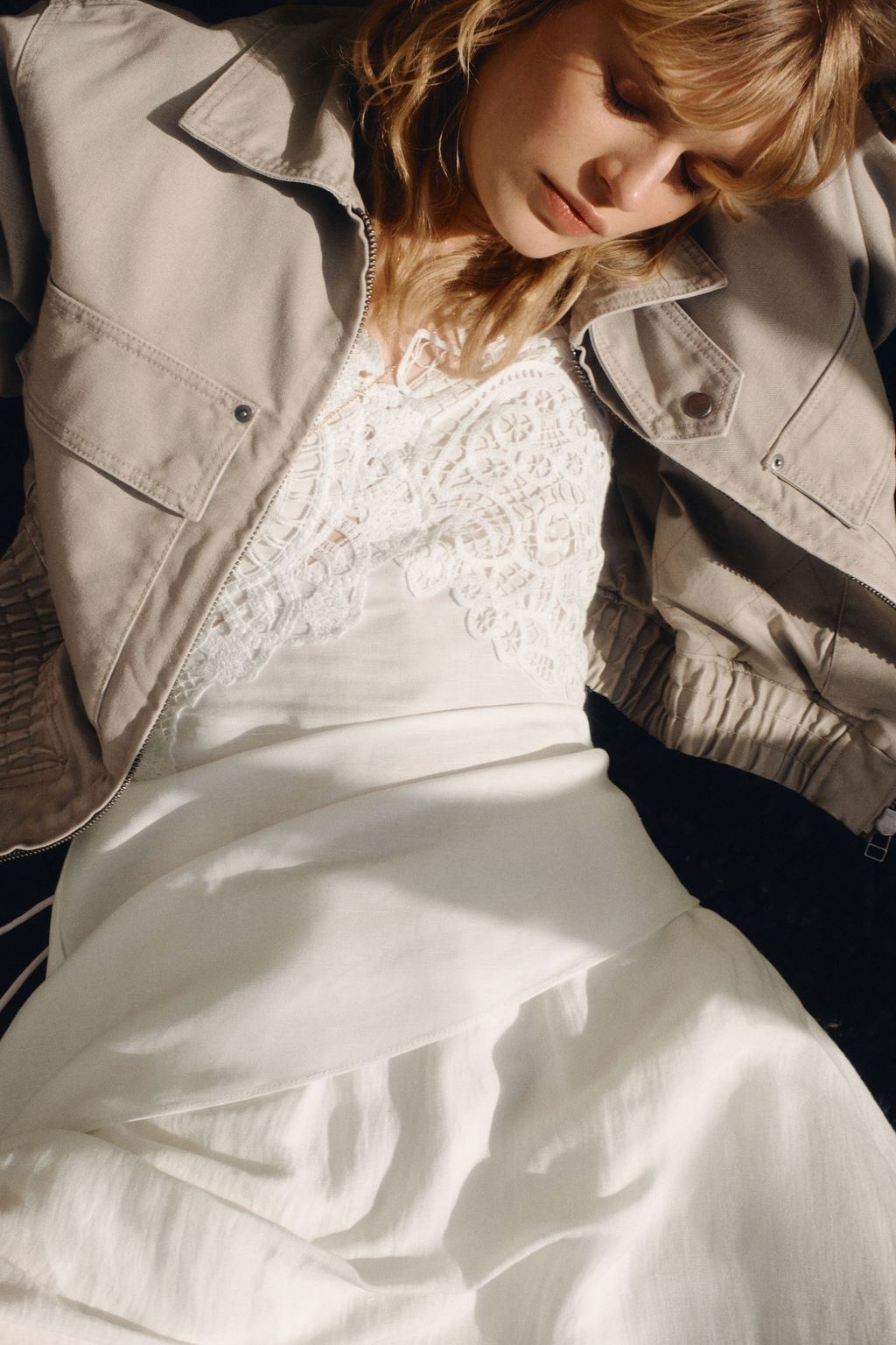 Top corto en mezcla de lino con detalles de encaje - H&m фото 6