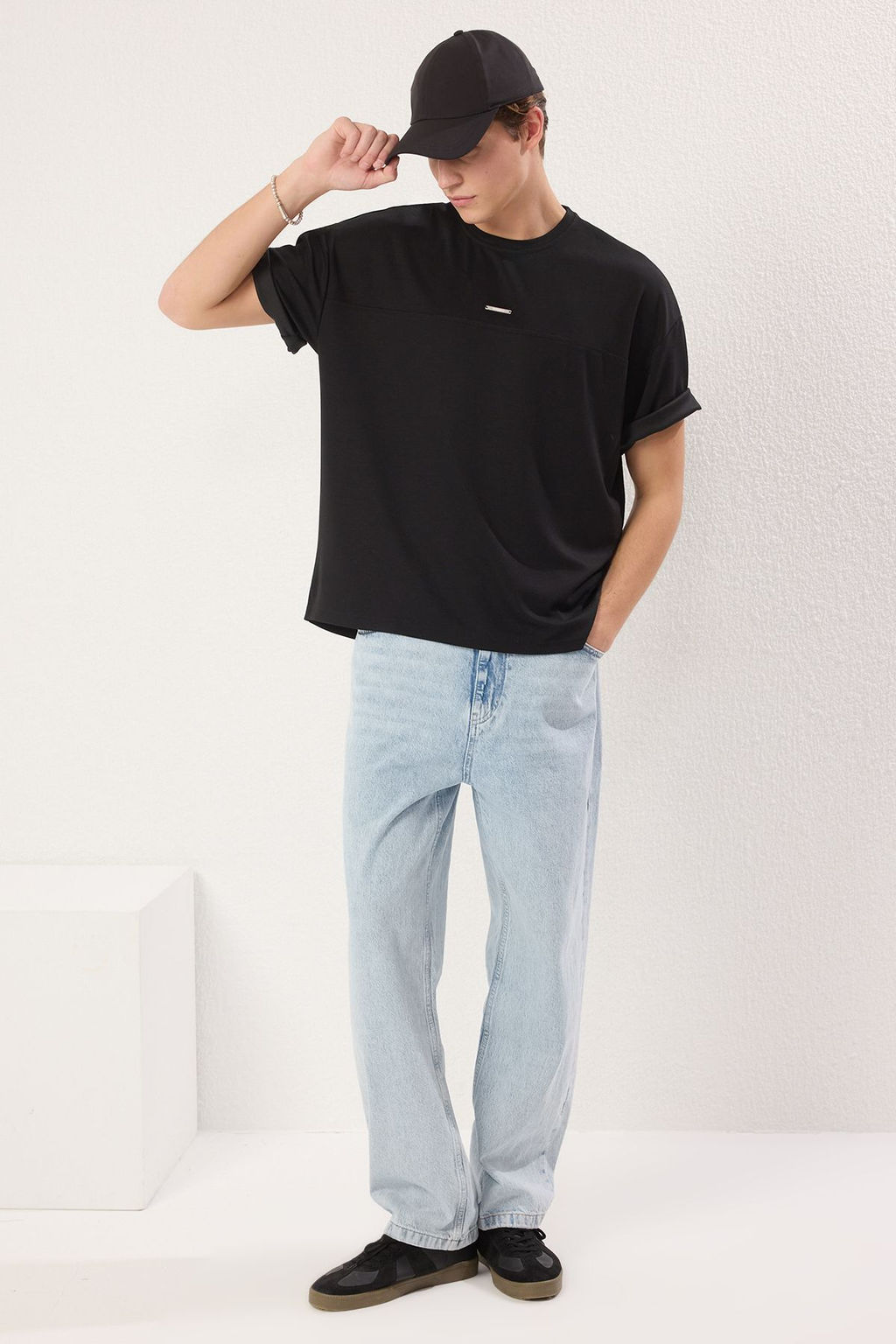 TRENDYOL MAN Siyah Oversize/Genis Kesim Metal Etiket Detayl? Yumusak Doku Interlok Kumas T-Shirt TMNSS25TS00105 - Trendyolmilla фото 14