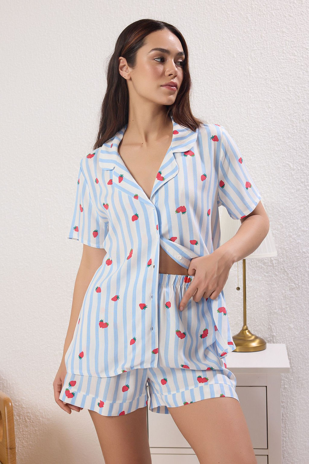 Trendyolmilla Sar? Cizgili ve Cilek Desenli Viskon Sortlu Dokuma Pijama Tak?m? THMSS25PT00194 фото 6