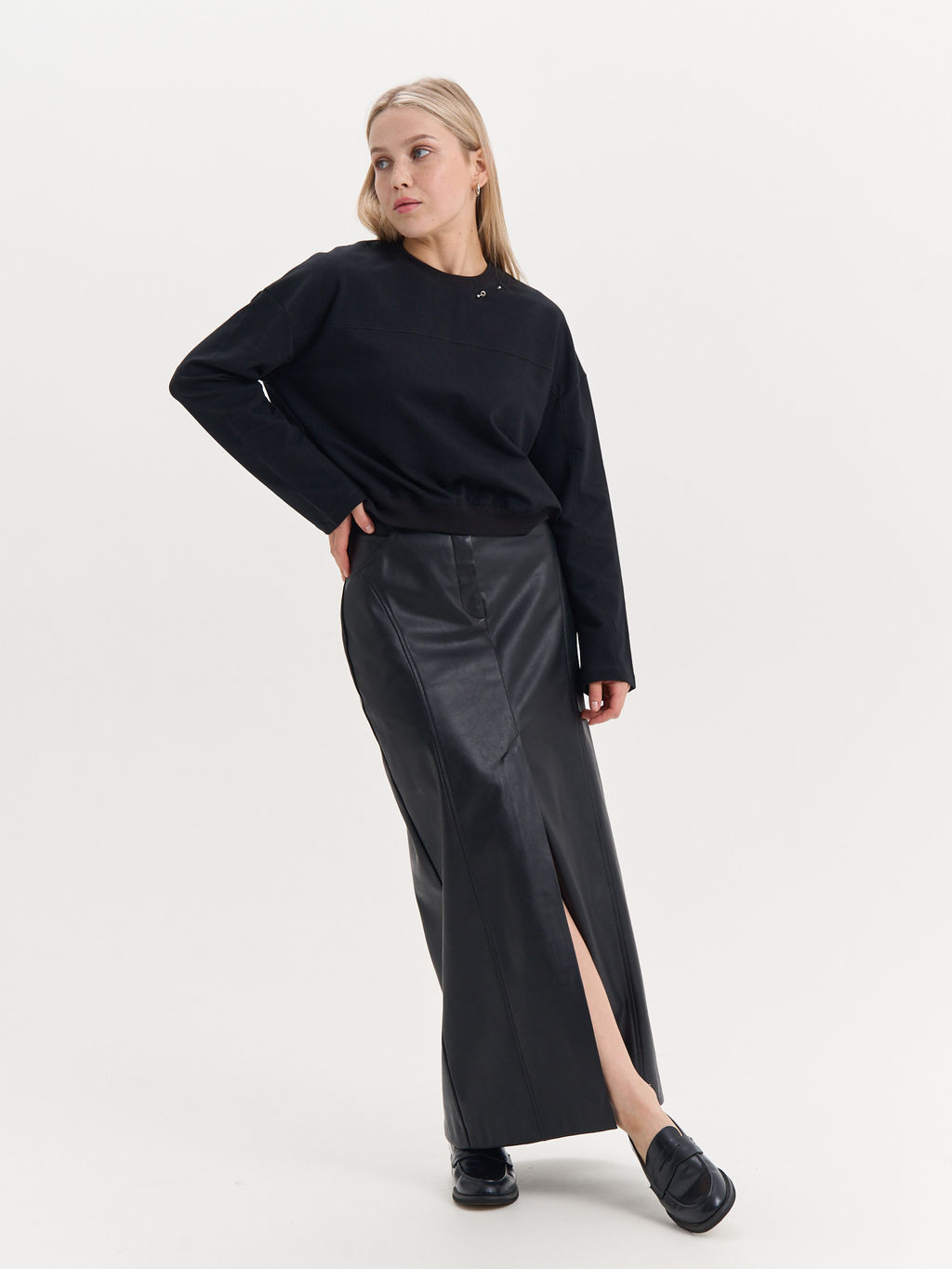 Свитшот укороченный с декором "Уголь" женский