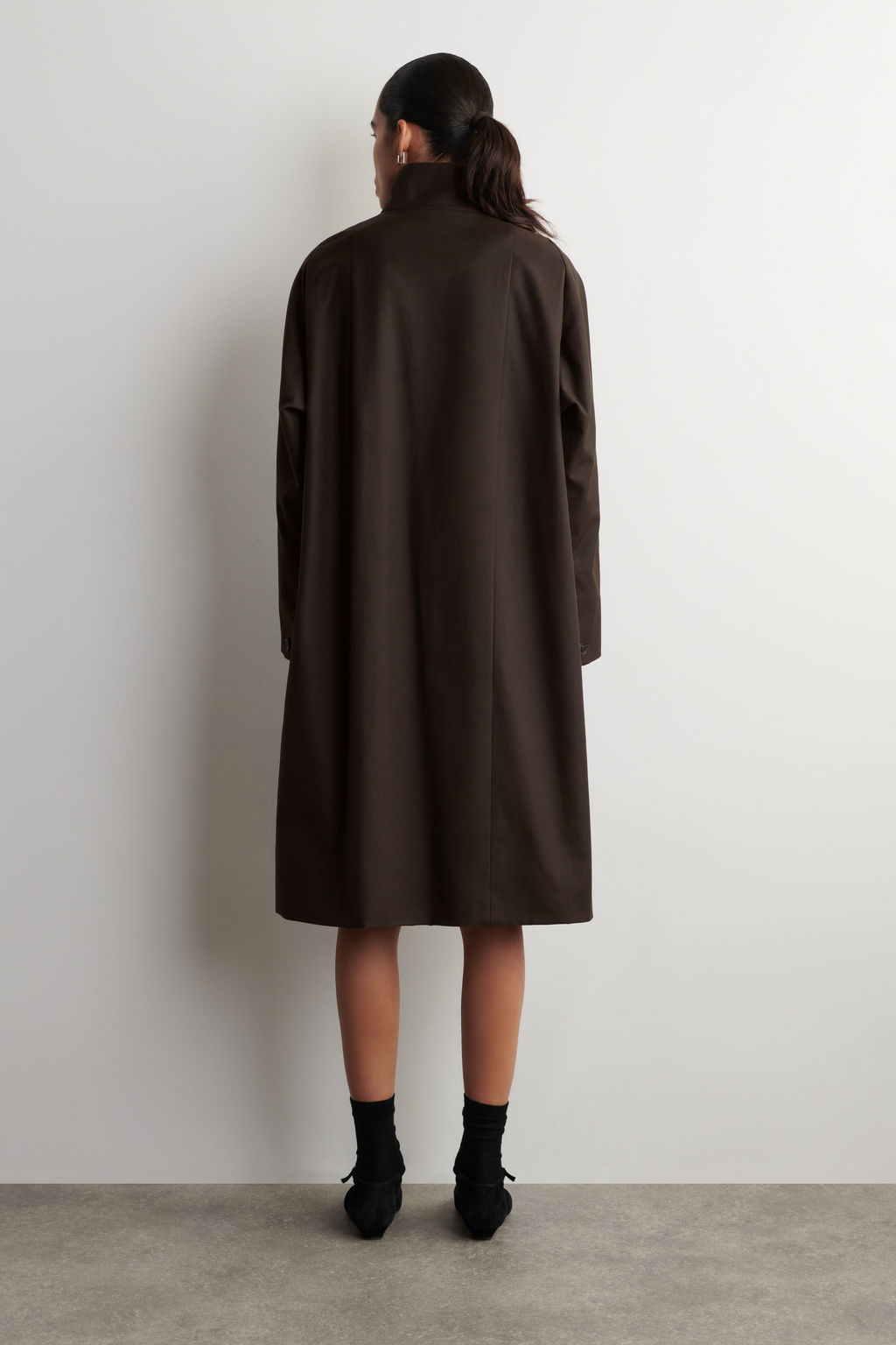 ABRIGO OVERSIZE CON CUELLO ALTO