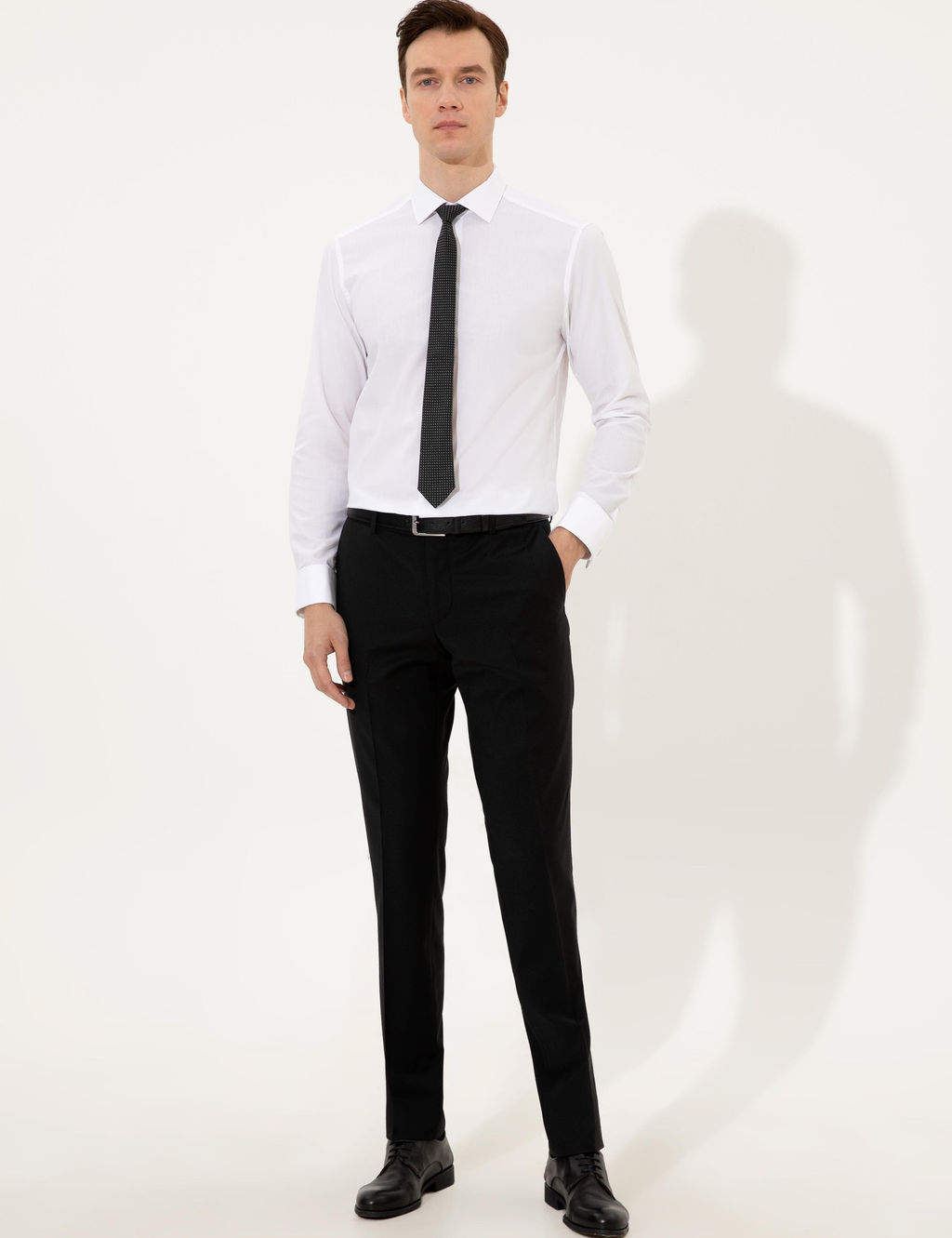 Черные зауженные брюки из ткани