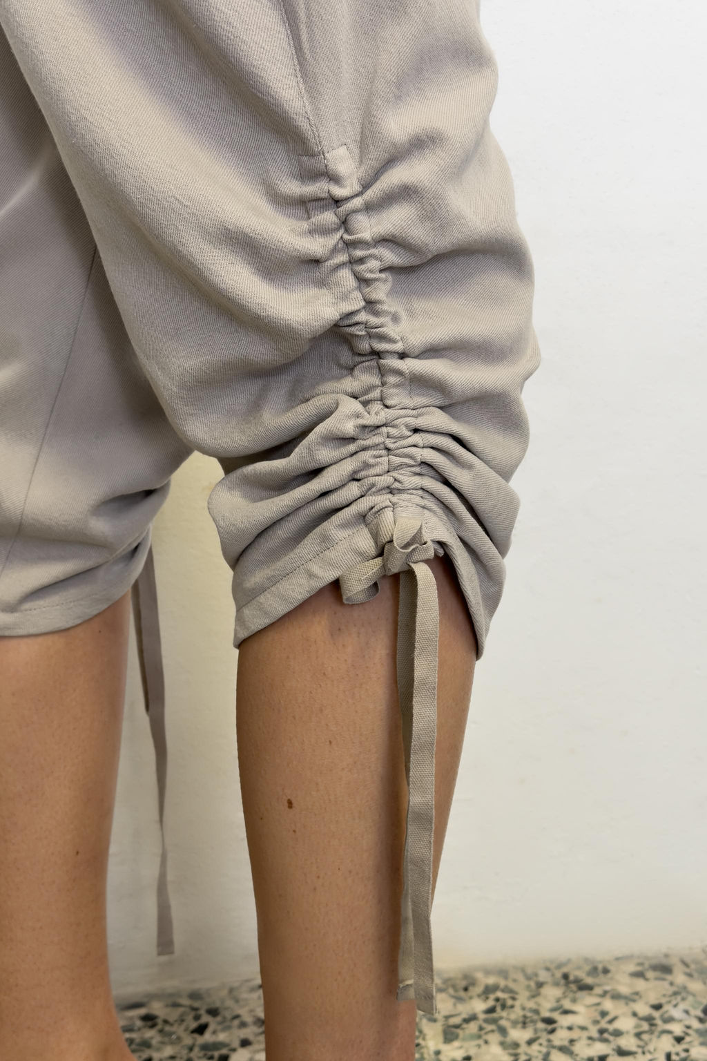 PANTAL?N CAPRI FRUNCES / Gris claro - Zara фото 4