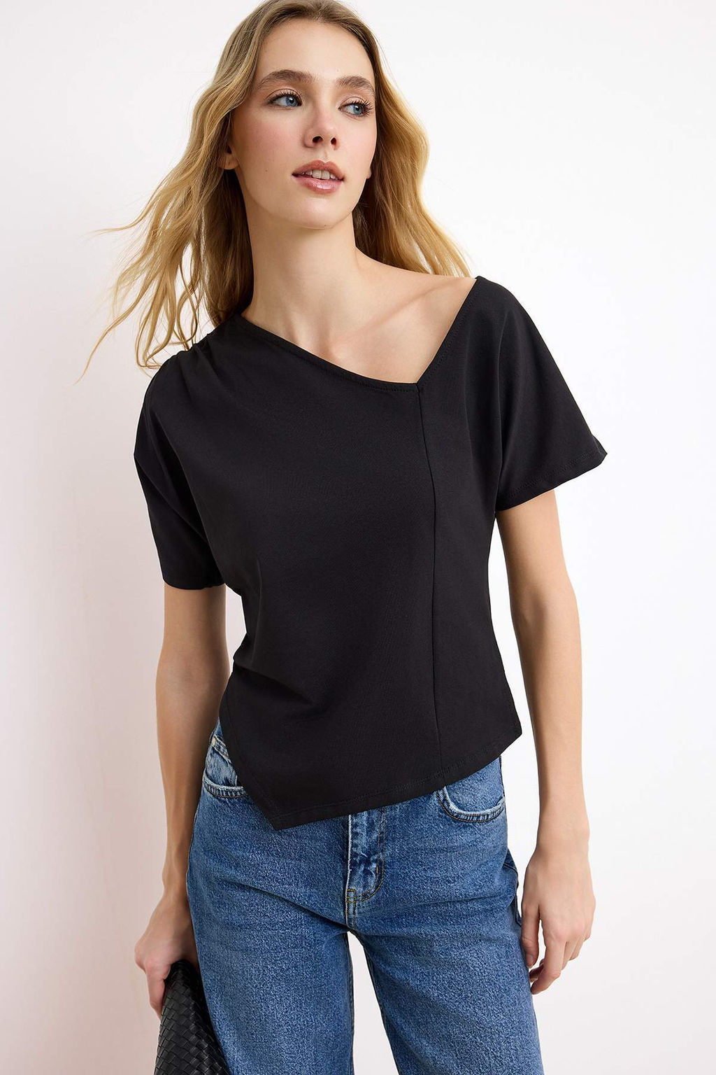 Siyah Regular/Normal Kal?p Asimetrik Yaka Buzgulu Pamuklu Esnek Orme T-shirt TWOSS26TS00059 - Trendyolmilla фото 2