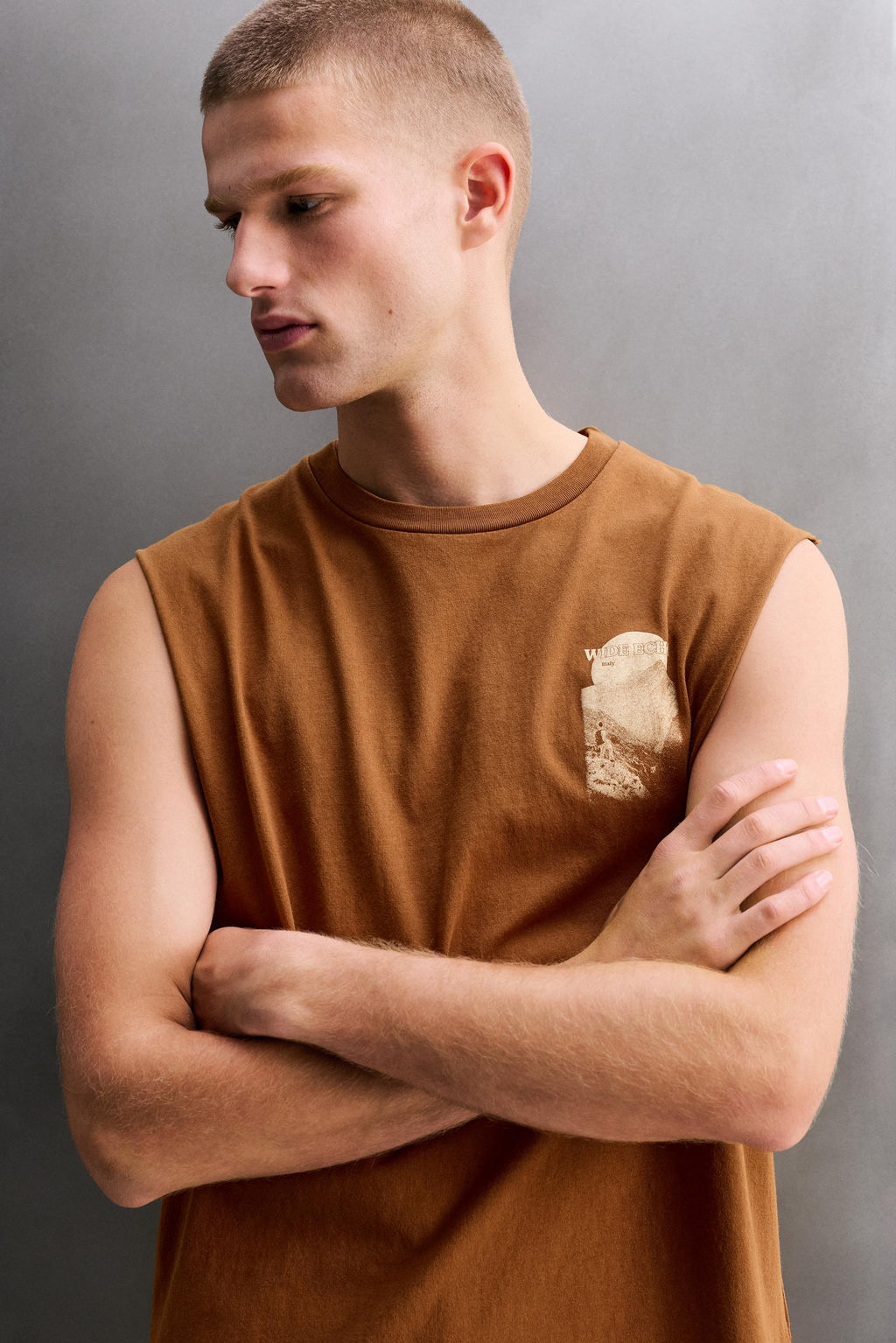 CAMISETA TANK ESTAMPADO CONTRASTE / Ocre