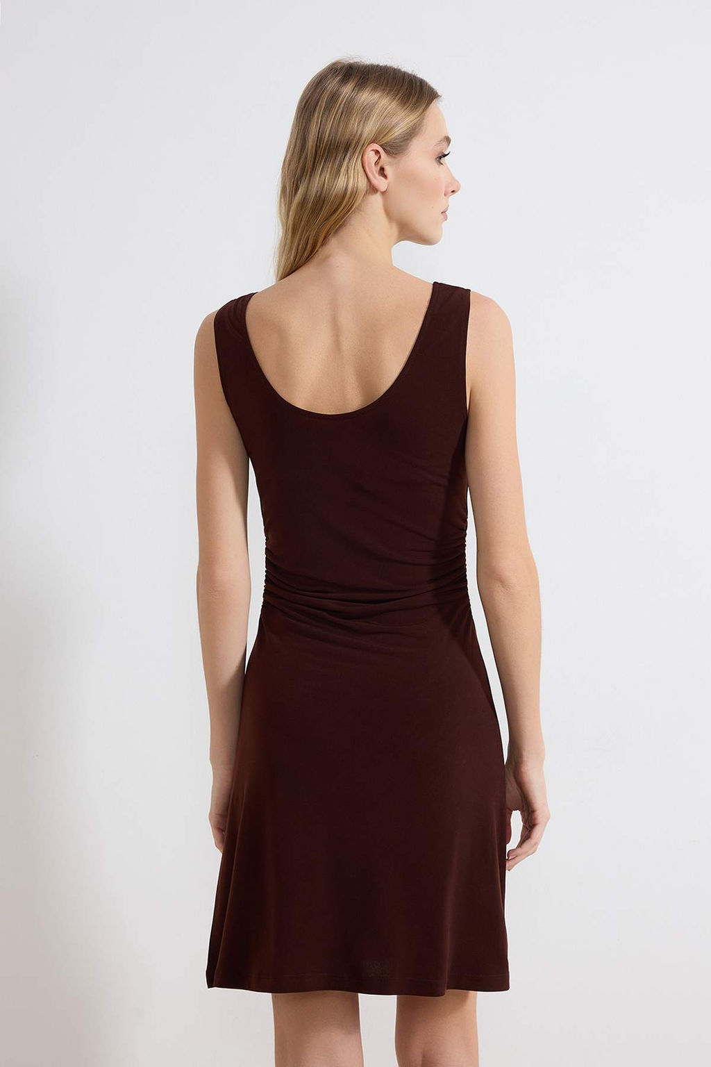 Kahverengi Bodycon Asimetrik Yaka Kolsuz Aksesuar Detayl? Maxi Esnek Orme Elbise TWOSS26EL00145