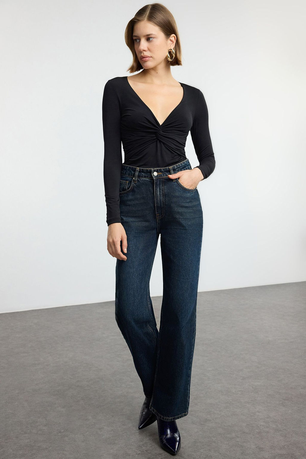Trendyolmilla Siyah Buzgu/Drape Detayl? Fitted/Vucuda Oturan Uzun Kollu Esnek Orme Bluz TWOAW25BZ00247