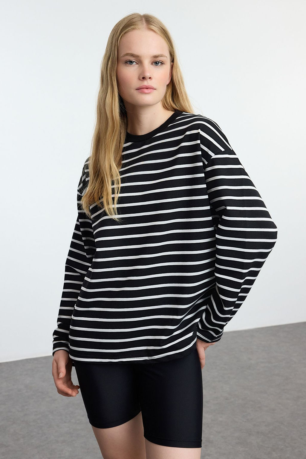 Siyah Cizgili Oversize/Genis Kesim Bisiklet Yaka Ince Orme Sweatshirt TWOAW23SW00326