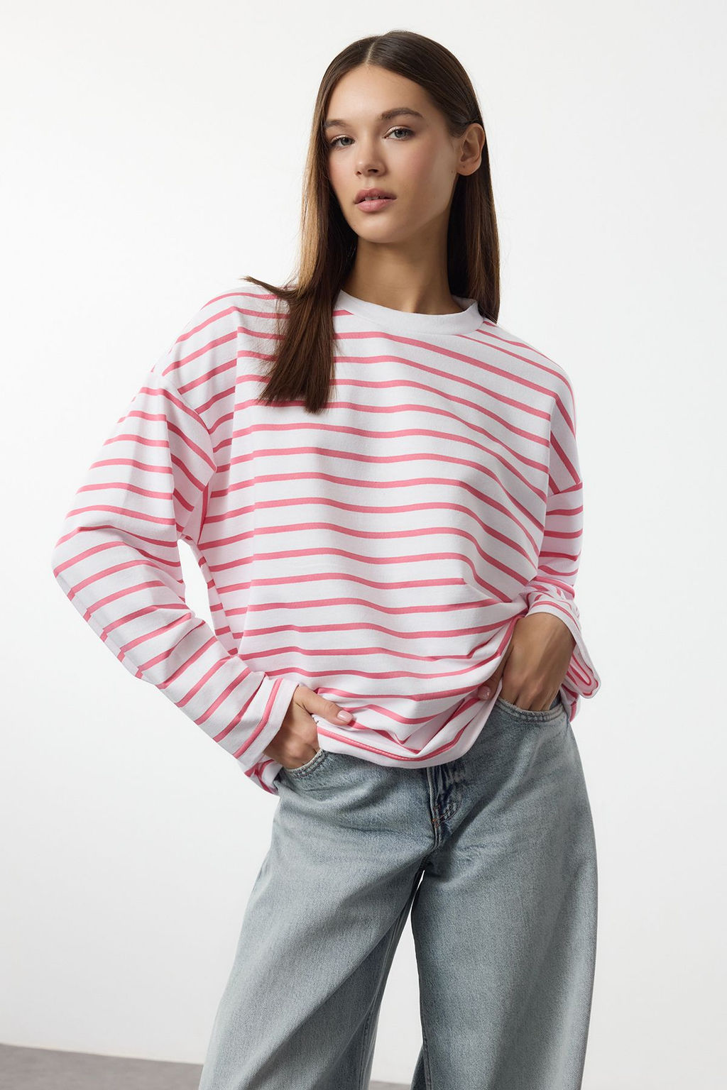 TRENDYOLMILLA Beyaz Cizgili Oversize/Genis Kesim Bisiklet Yaka Ince Orme Sweatshirt TWOAW23SW00326 фото 11