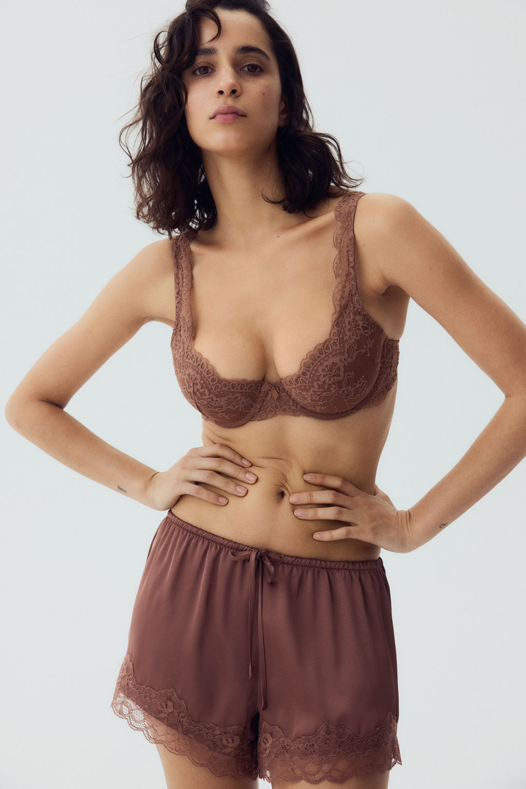 Pantal?n corto de sat?n con ribete de encaje - H&m фото 8