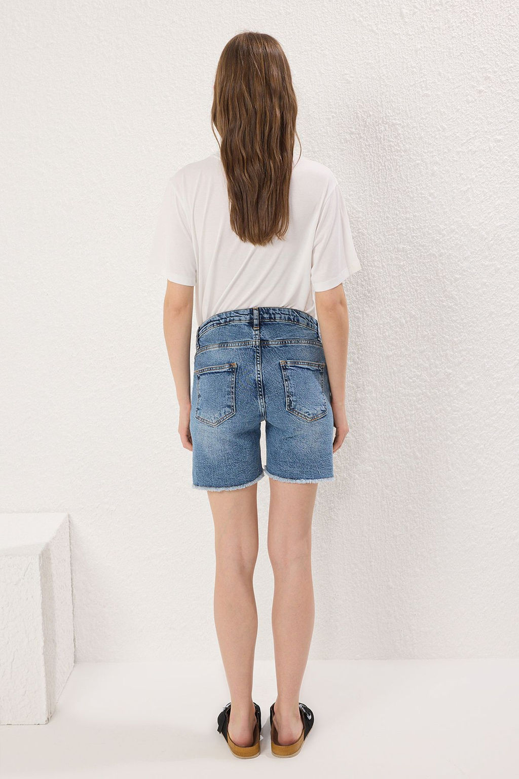 TRENDYOLMILLA Mavi Yanlar? Lastikli Hamile Denim Sort TBBSS25AP00029 фото 4