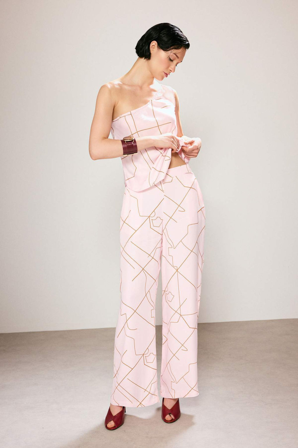 Trendyol Studio Pembe Desenli Arka Beli Lastikli Saten Pantolon TWOSS26PL0013 - Trendyolmilla фото 2