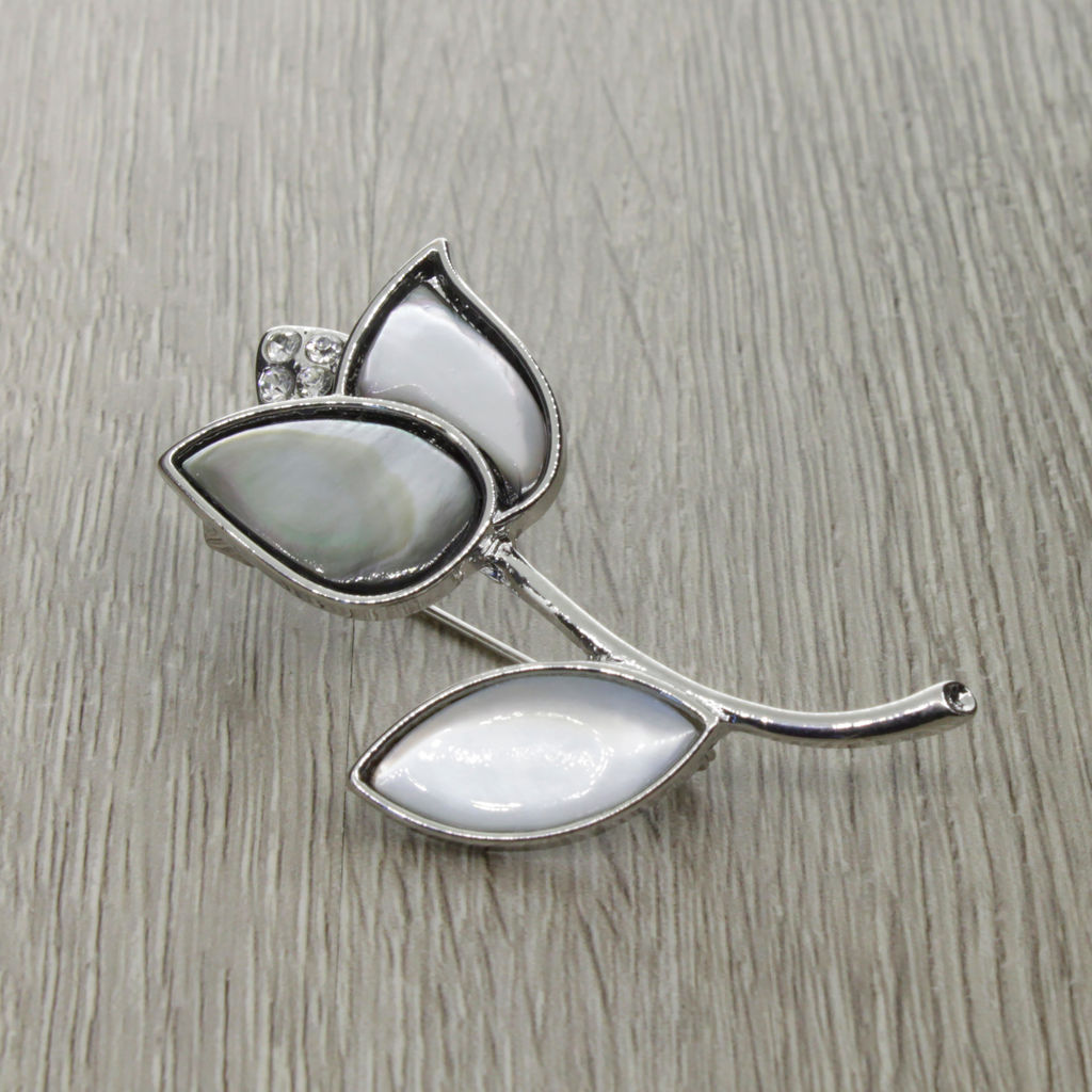 Брошь-подвеска "Тюльпан" со вставкой из серого перламутра и ювелирного сплава