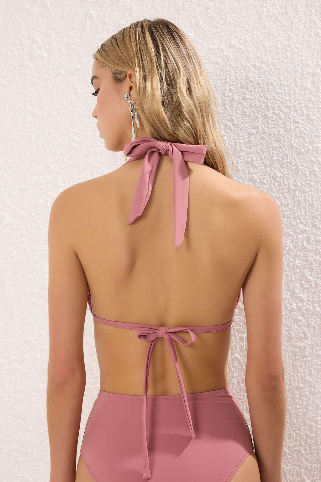 Trendyolmilla Siyah Ucgen Fiyonk Aksesuarl? Pretty Bikini Ustu TBESS25BU00037 фото 19