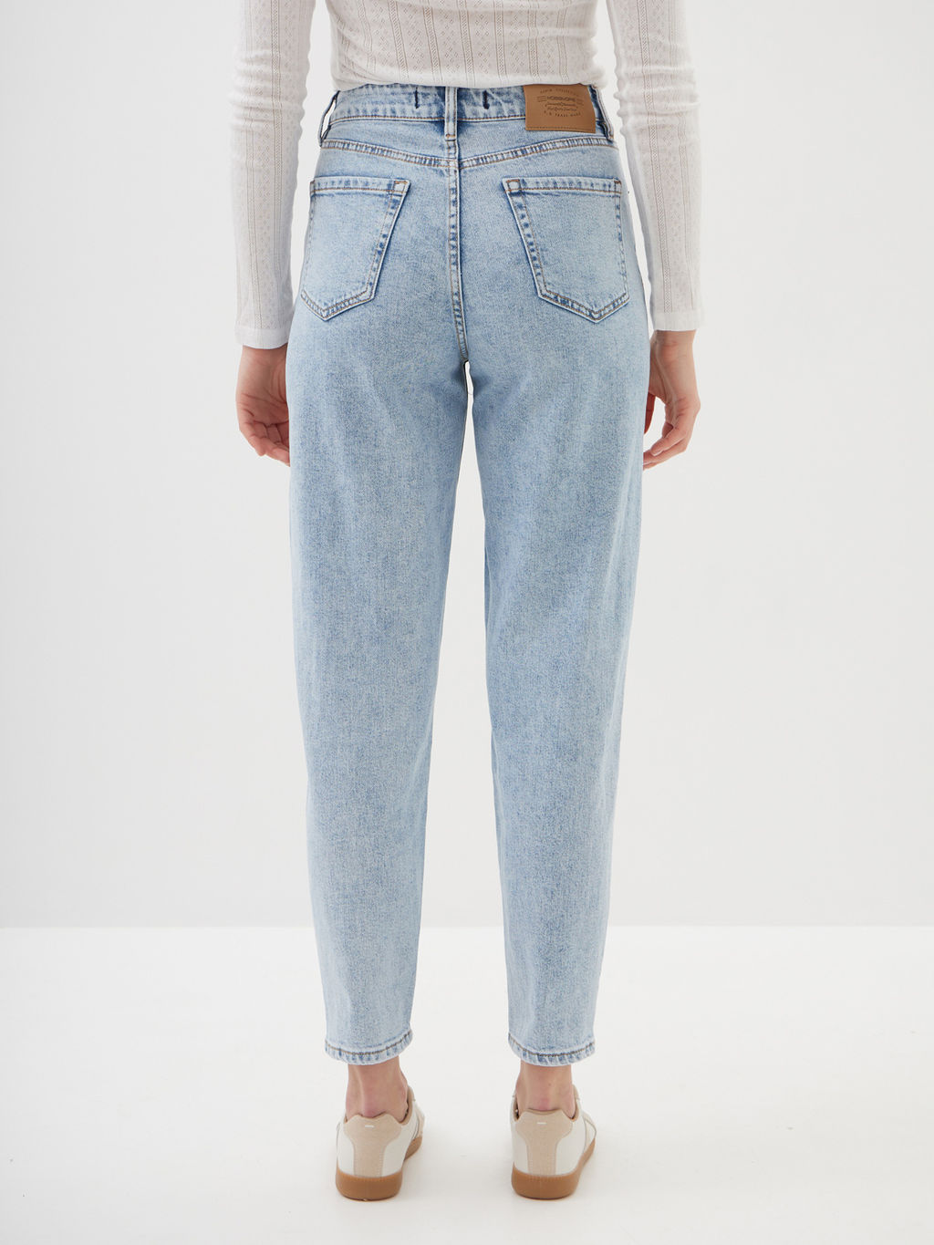 Женские джинсы mom fit с высокой посадкой - Mossmore фото 59