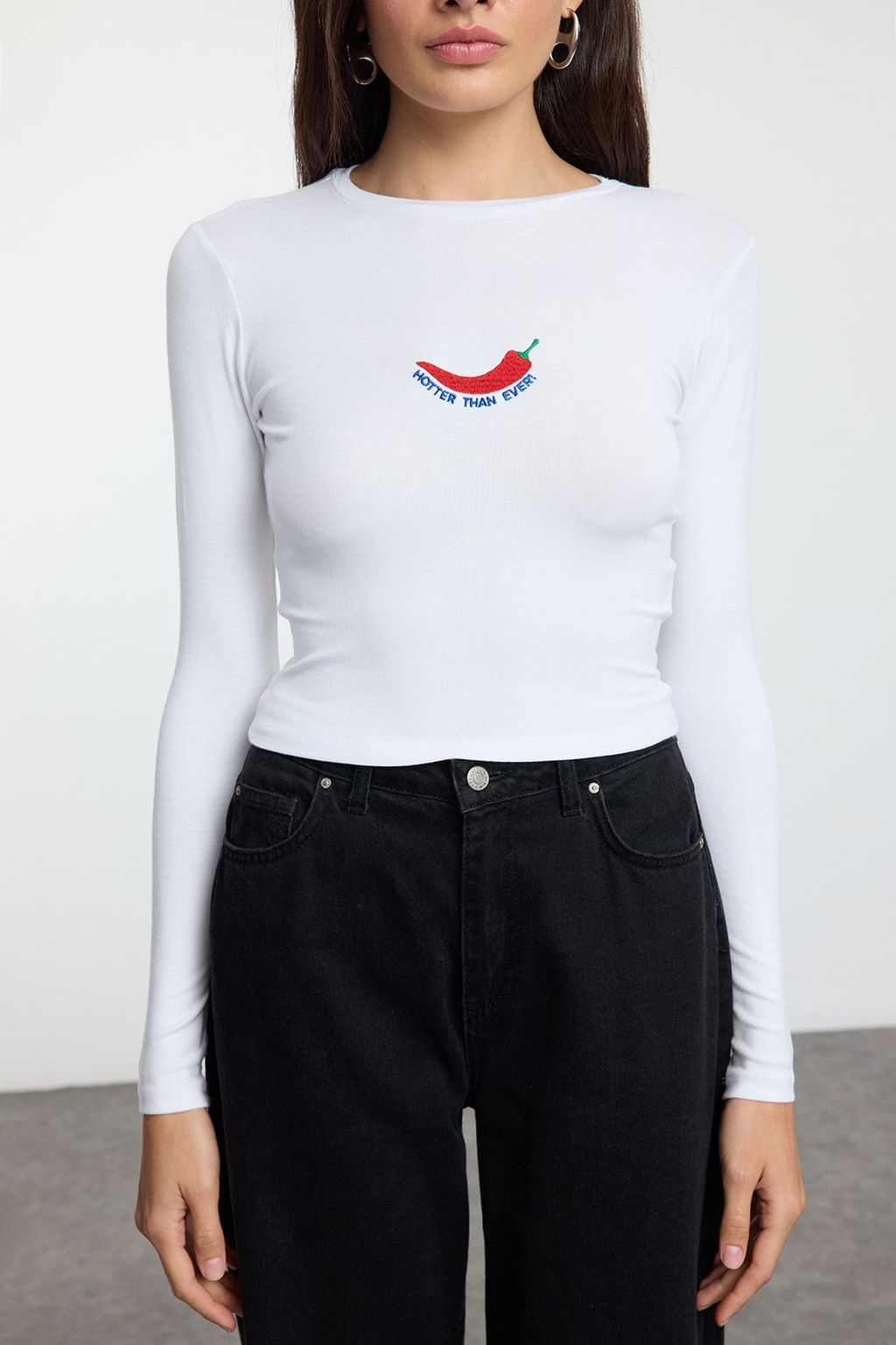 Beyaz Nak?sl? Premium Viskon Bisiklet Yaka Crop Esnek Orme Bluz TWOAW24BZ00116