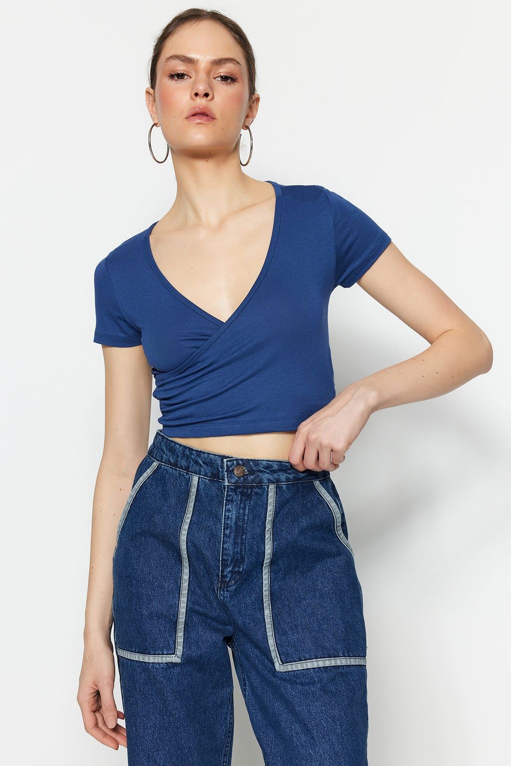 Trendyolmilla Siyah Fitted/Vucuda Oturan Kruvaze Yaka Crop Viskoz Esnek Orme Bluz TWOSS22BZ0536