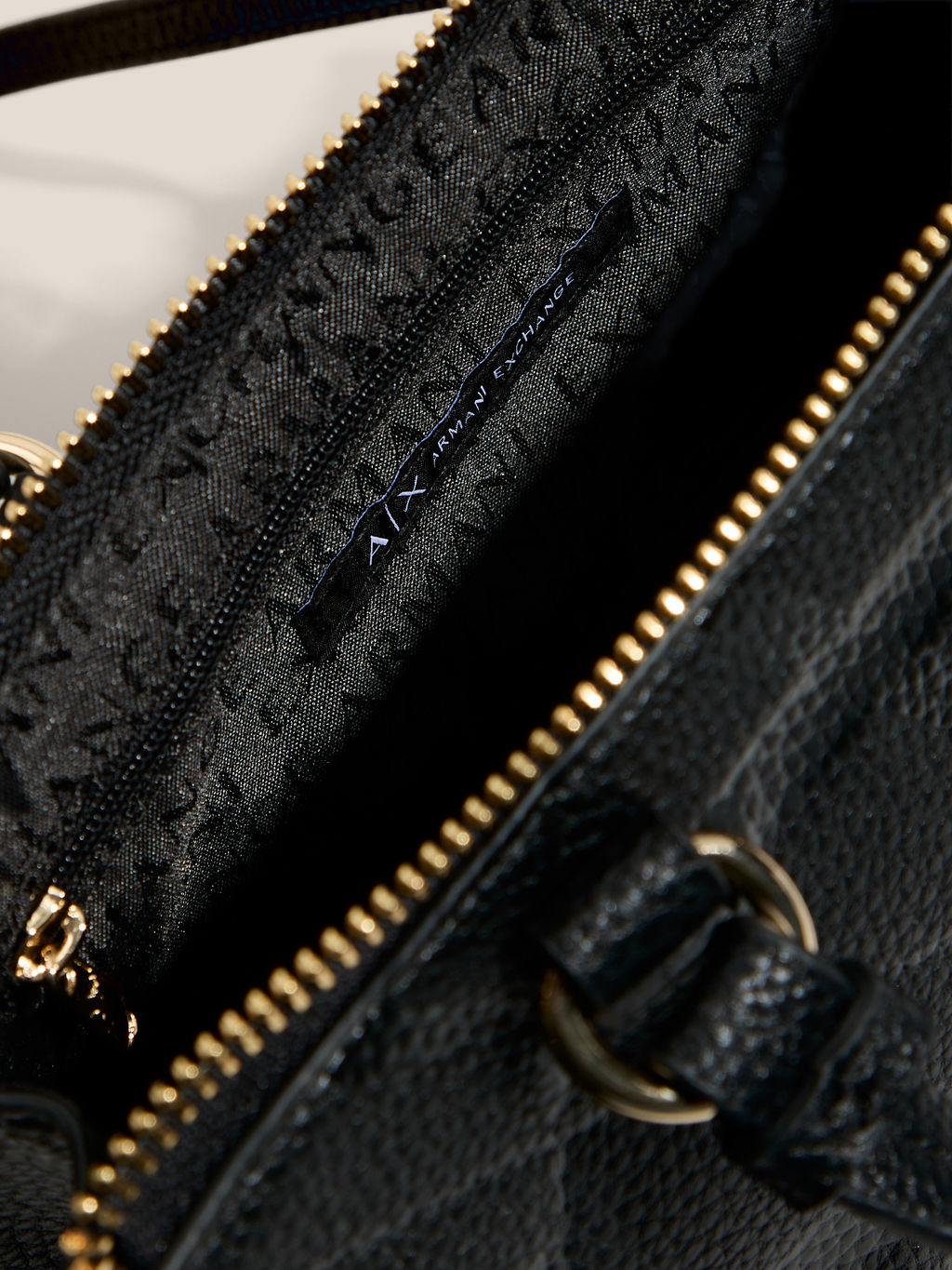 Женская сумка с ручками ARMANI EXCHANGE GYNGER Артикул 4368405, черный  фото 4