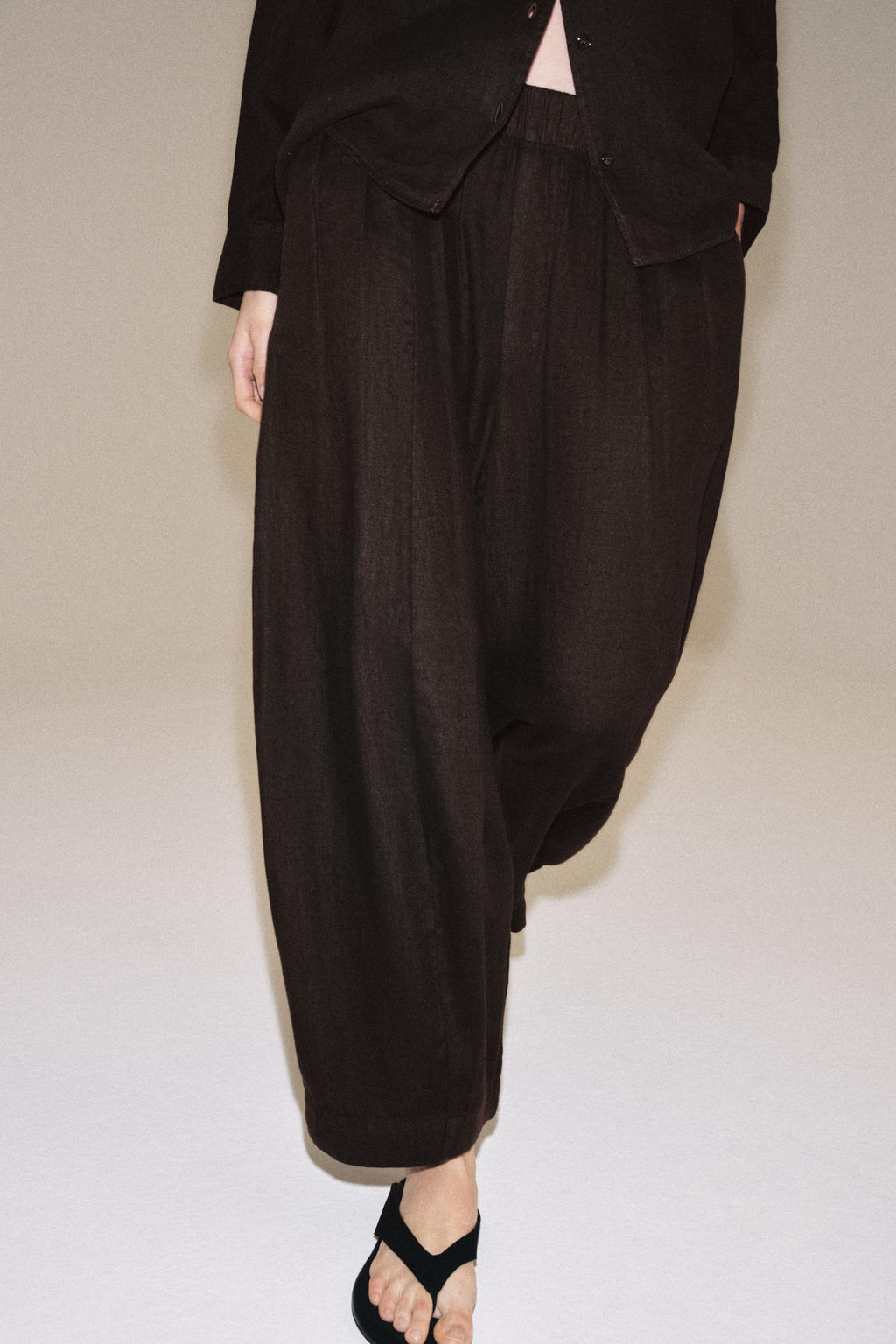 PANTAL?N BARREL LINO ZW COLLECTION / Marr?n - Zara фото 2