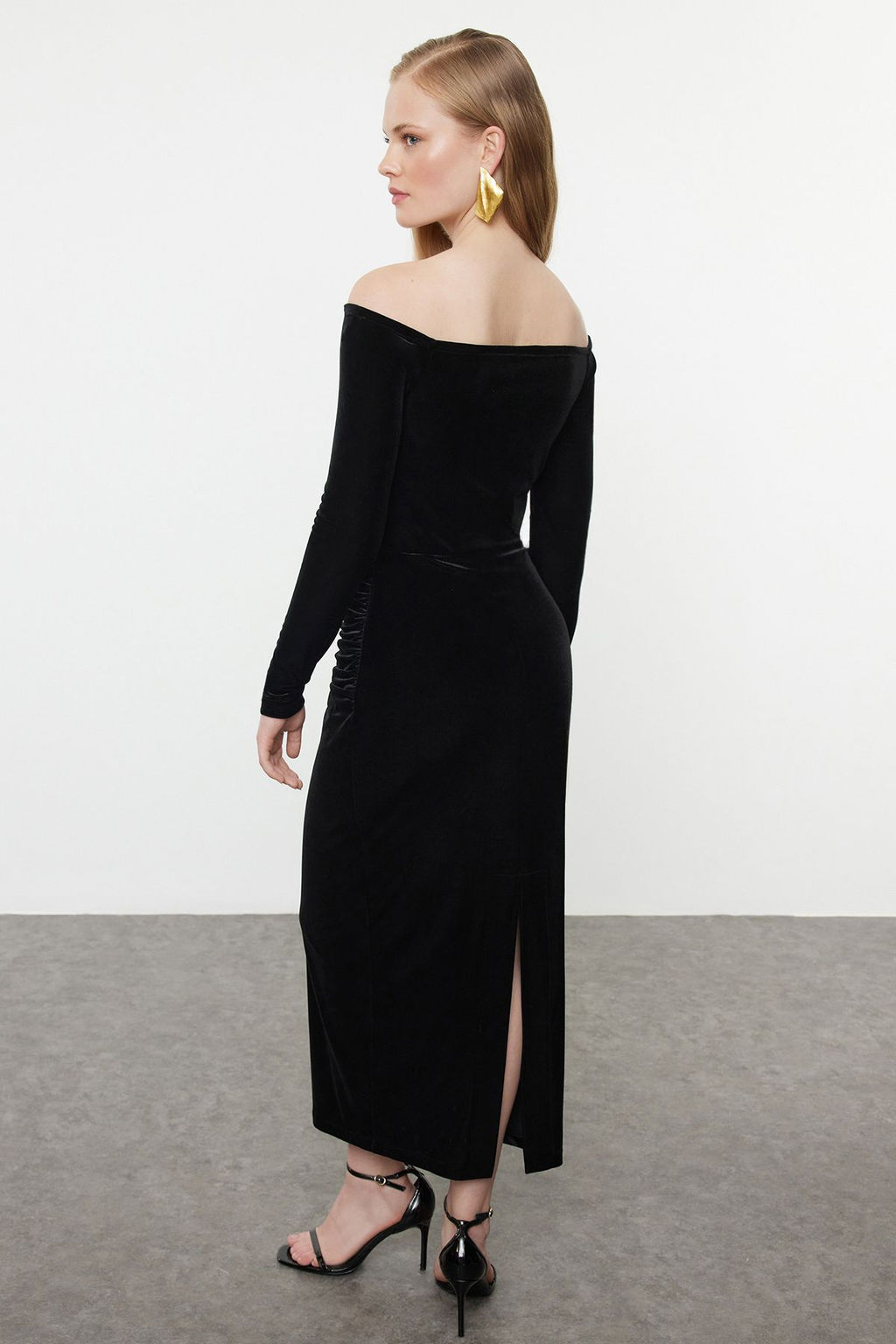 Trendyolmilla Siyah Vucuda Oturan Orme Kadife Midi Elbise TPRAW25EL00135 фото 5