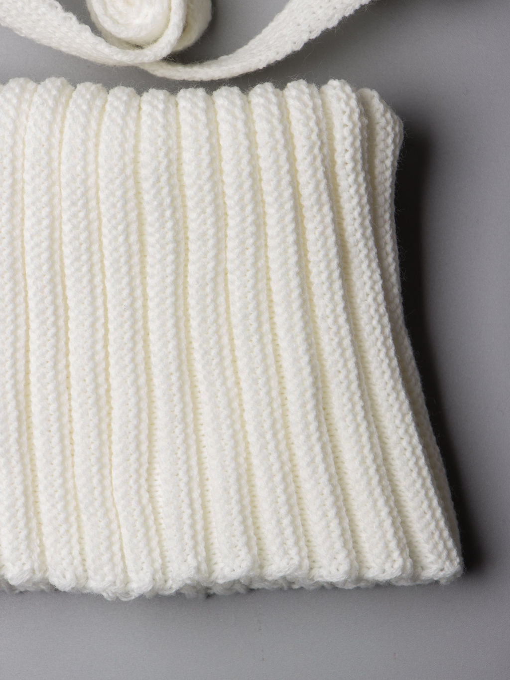 Шапка детская, бини, с отворотом, на завязках, вязка лапша,+ двойной снуд, молочный