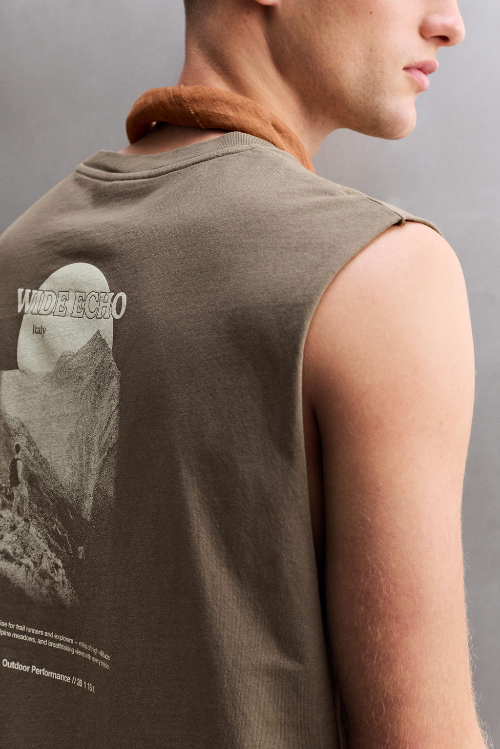 CAMISETA TANK ESTAMPADOS CONTRASTE / verde lavado