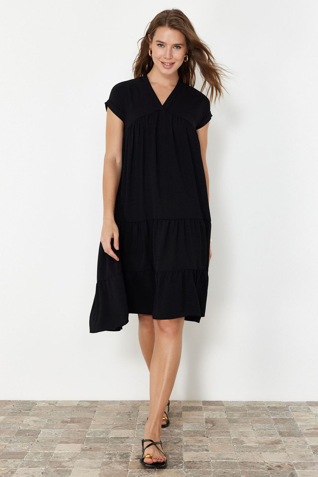 Siyah Duz Genis Kesim V Yaka Etegi Volanl? Aerobin Dokuma Elbise TWOSS24EL01031