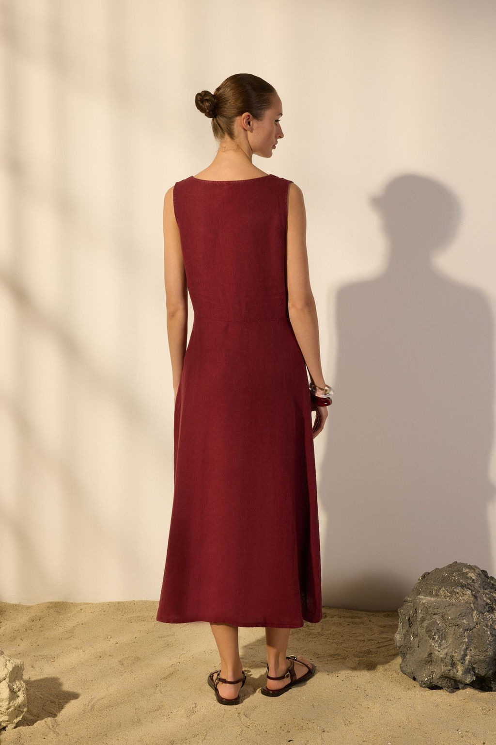 Trendyolmilla Bordo %100 Keten Midi Dugme Detayl? V Yaka Elbise TWOSS25EL00635  фото 4