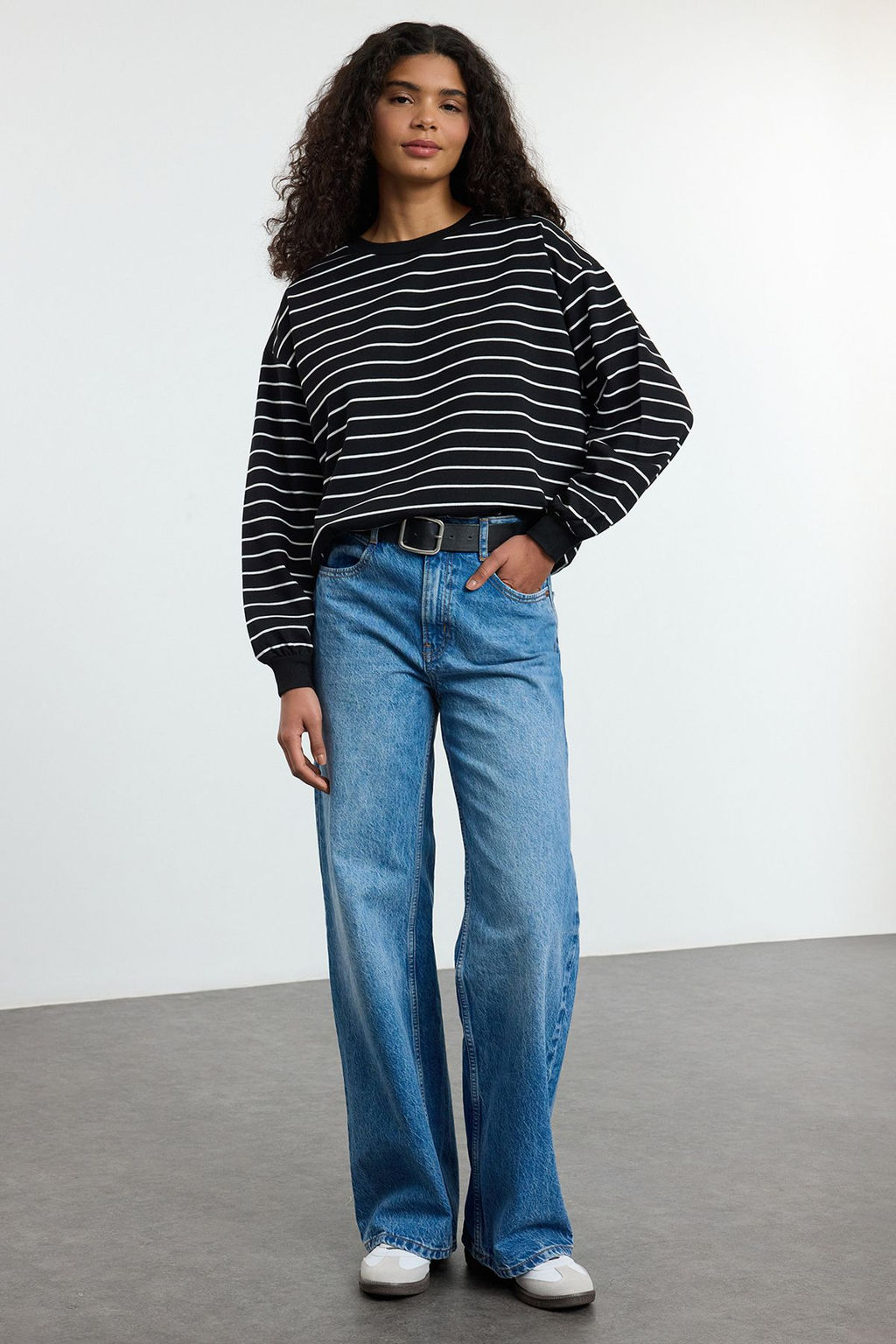 TRENDYOLMILLA Siyah 2 Iplik Bisiklet Yaka Cizgili Regular Orme Sweatshirt TWOAW25SW00324