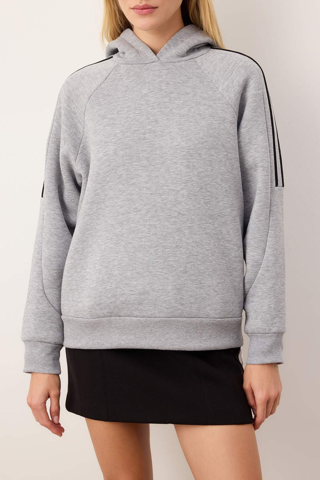 Gri Melanj Kapusonlu ve Biye Detayl? Oversize/Genis Kal?p Orme Sweatshirt TWOAW26SW00107