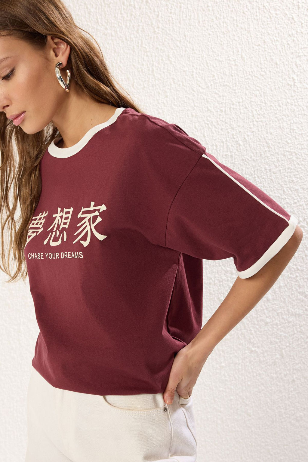TRENDYOLMILLA Bordo Renk Bloklu Oversize/Genis Kal?p Slogan Bask?l? Orme T-Shirt TWOSS25TS00068 фото 2