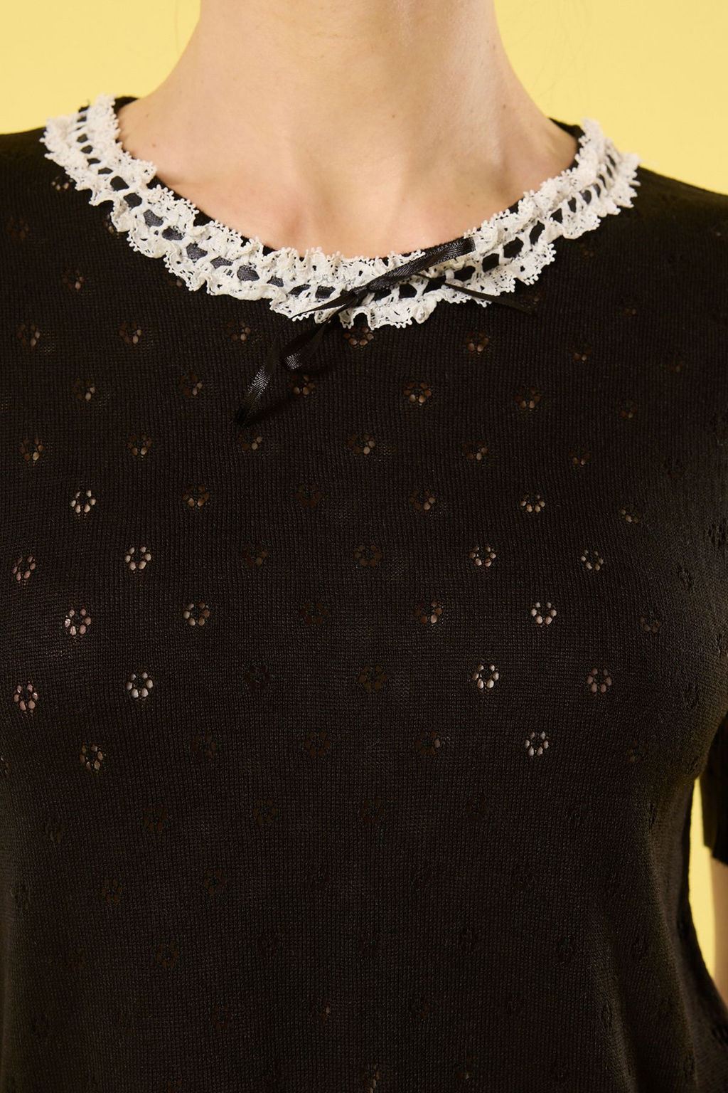 Trendyolmilla Siyah Bisiklet Yaka Dantel Detayl? Ajurlu Triko Bluz TWOSS25BZ00176
