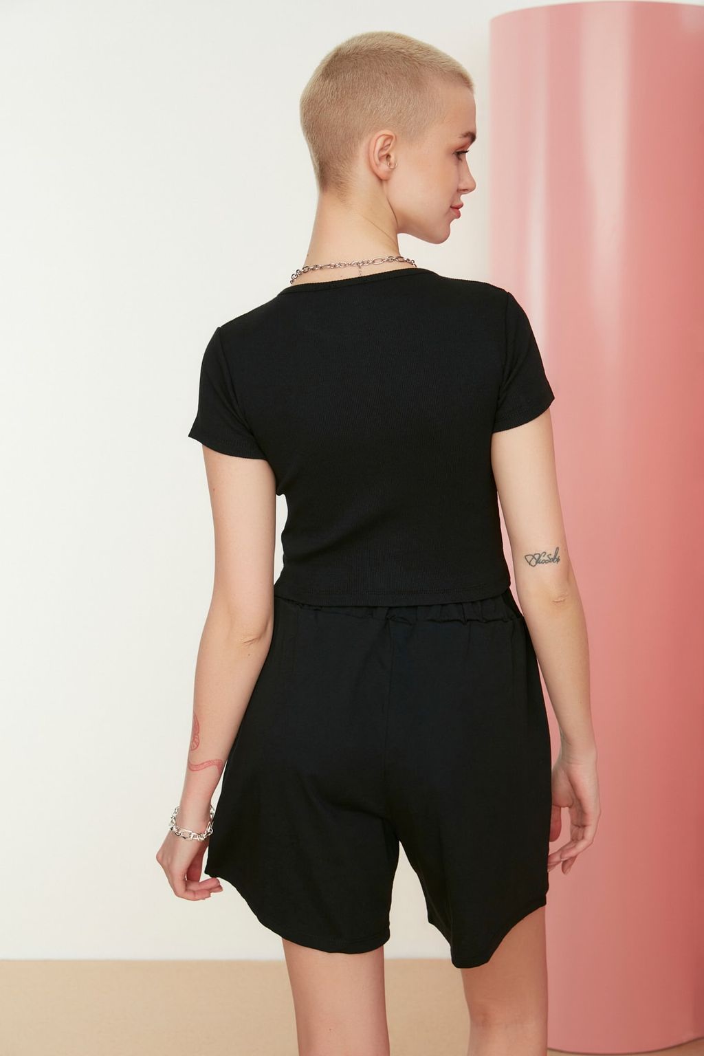 Trendyolmilla Siyah Fitted/Vucuda Oturan Bisiklet Yaka Crop Fitilli Esnek Orme Bluz TWOSS21BZ0779
