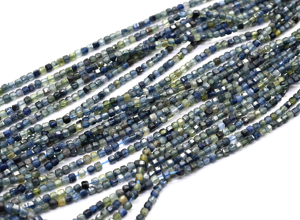 Бусины из сапфира кубик гр.2мм, 39см, 180 бусин Радуга камня