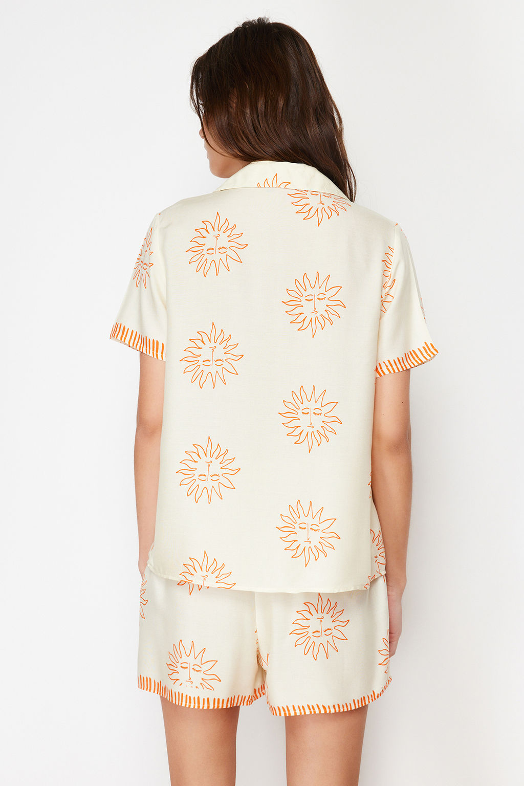 Trendyolmilla Ekru-Lacivert Gunes Desenli Viskon Sortlu Dokuma Pijama Tak?m? THMSS24PT00009  фото 7
