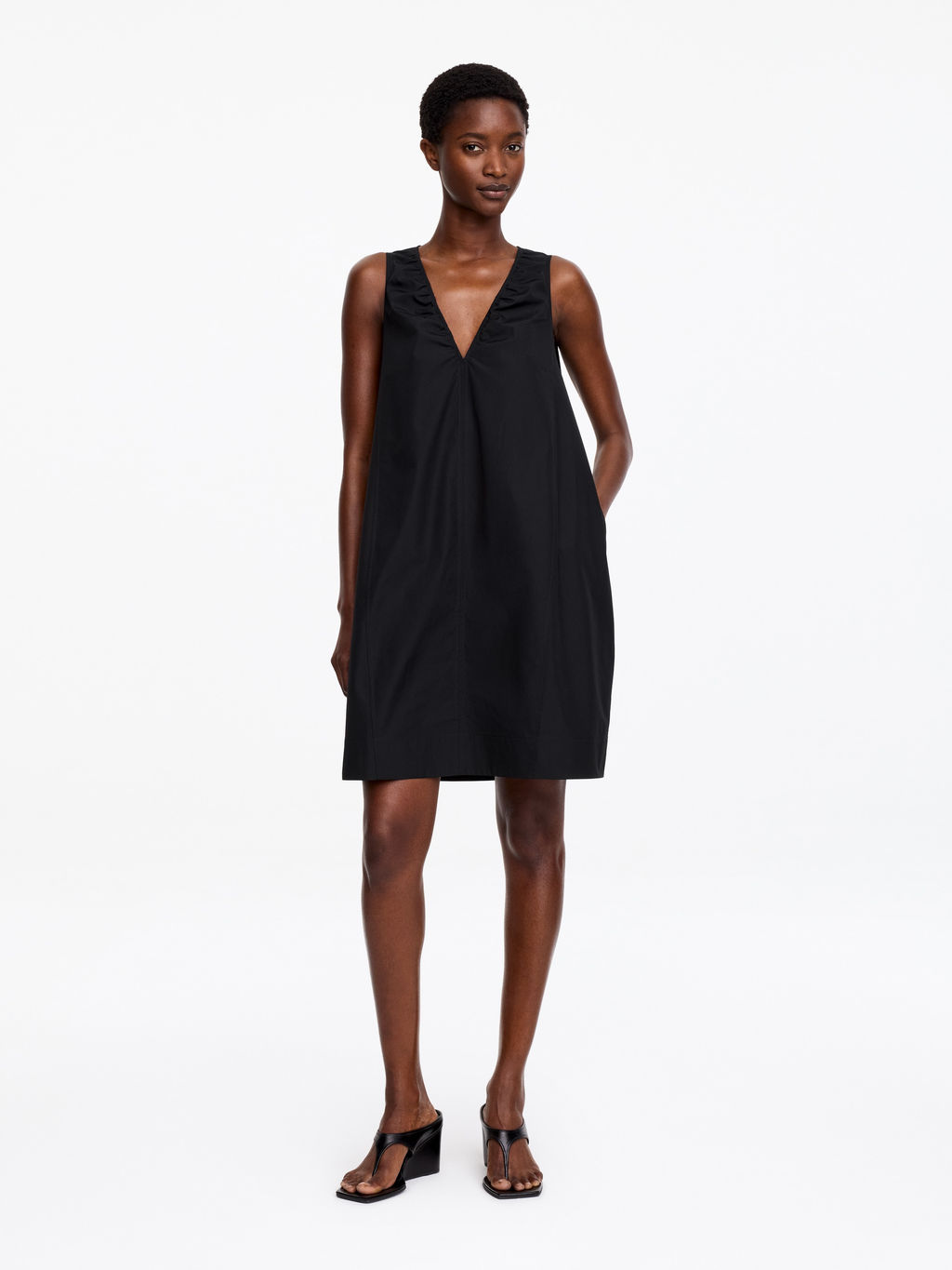 Vestido con escote de pico y fruncidos
