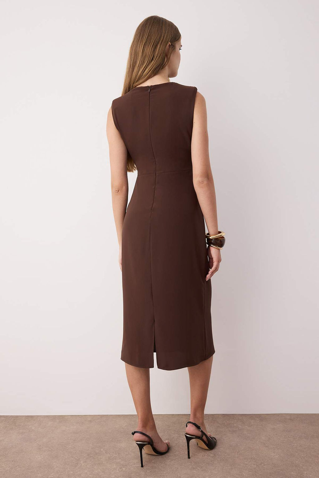Kahverengi Duz Vucudu Saran Aksesuar Detayl? Midi Dokuma Elbise TWOSS25EL00204